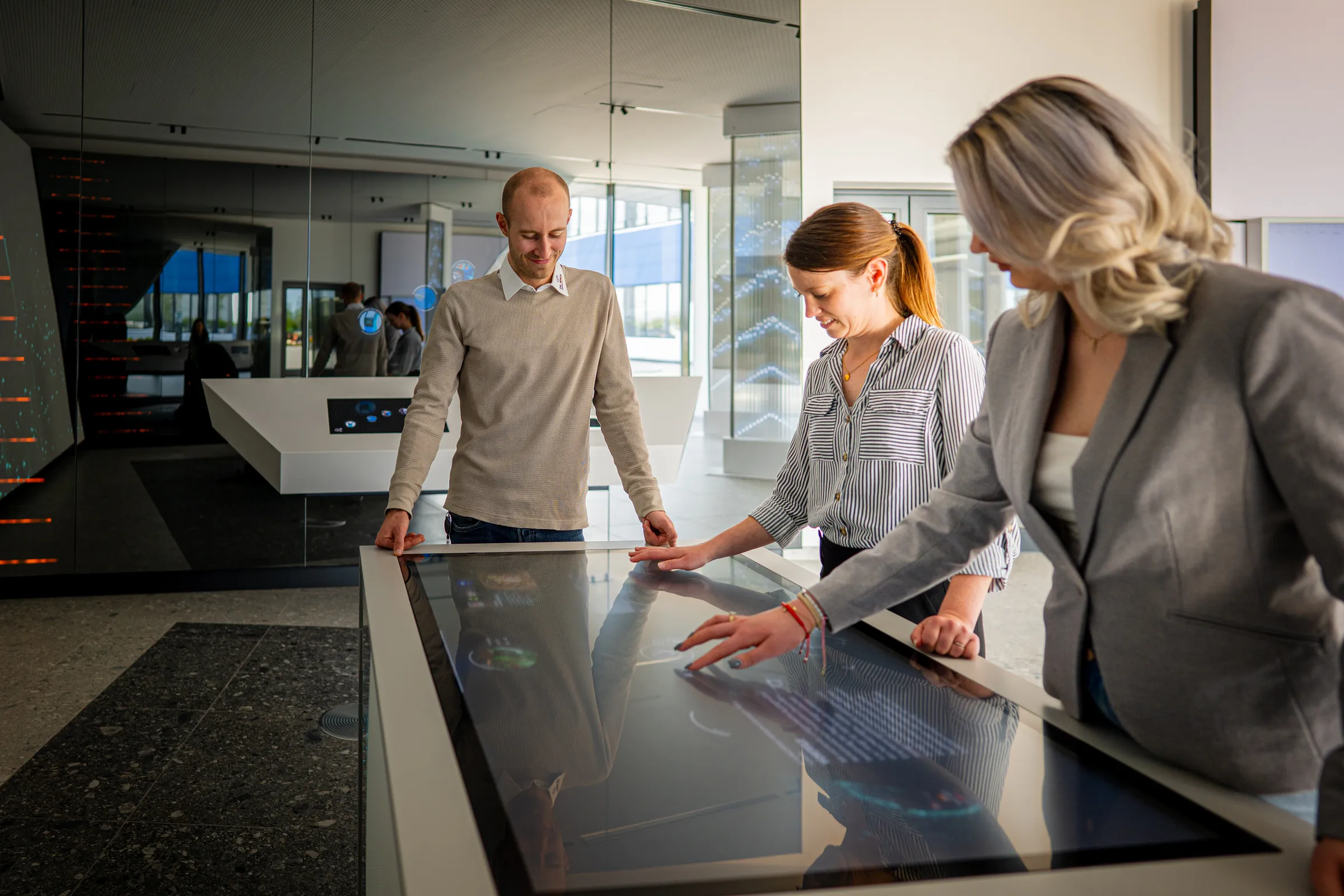Gestaltung von Corporate Showrooms Multitouch Tisch als kollaborative Station für Präsentationen