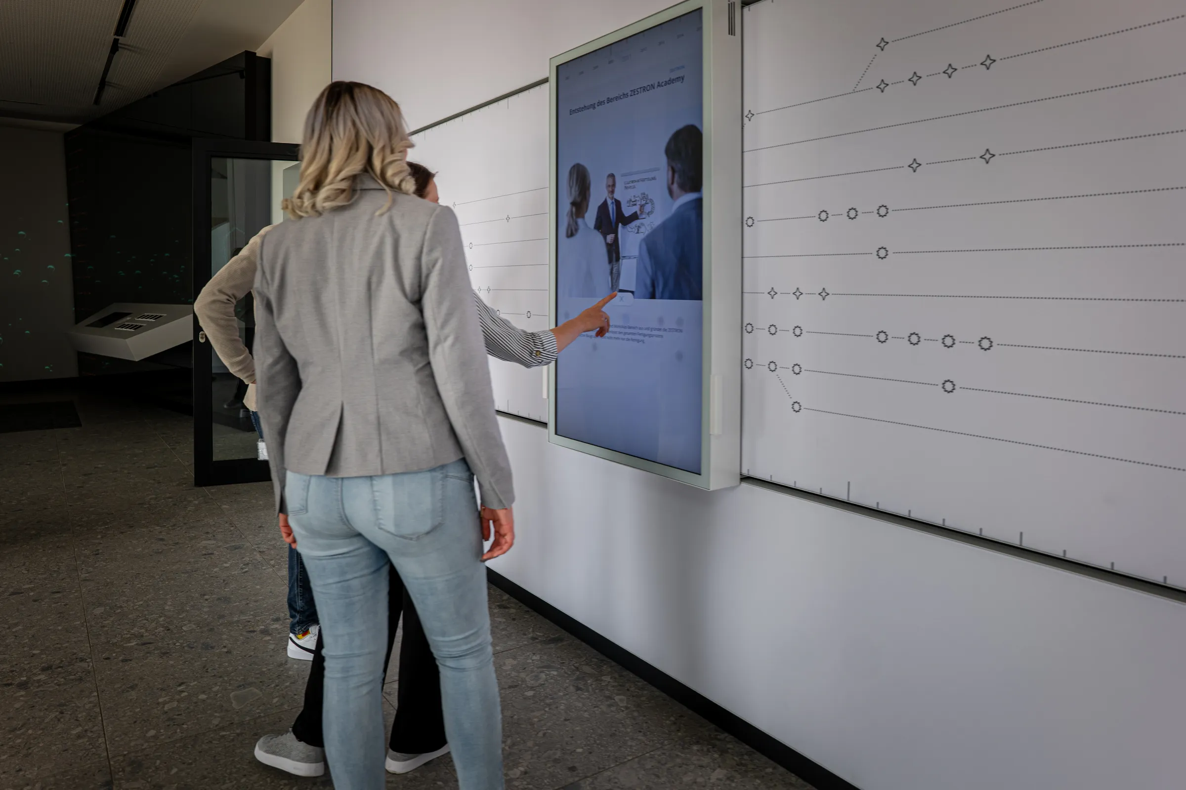 Welche Medien passen in einen Ausstellungsraum - Multitouch History Wall mit verschiebbarem Bildschirm