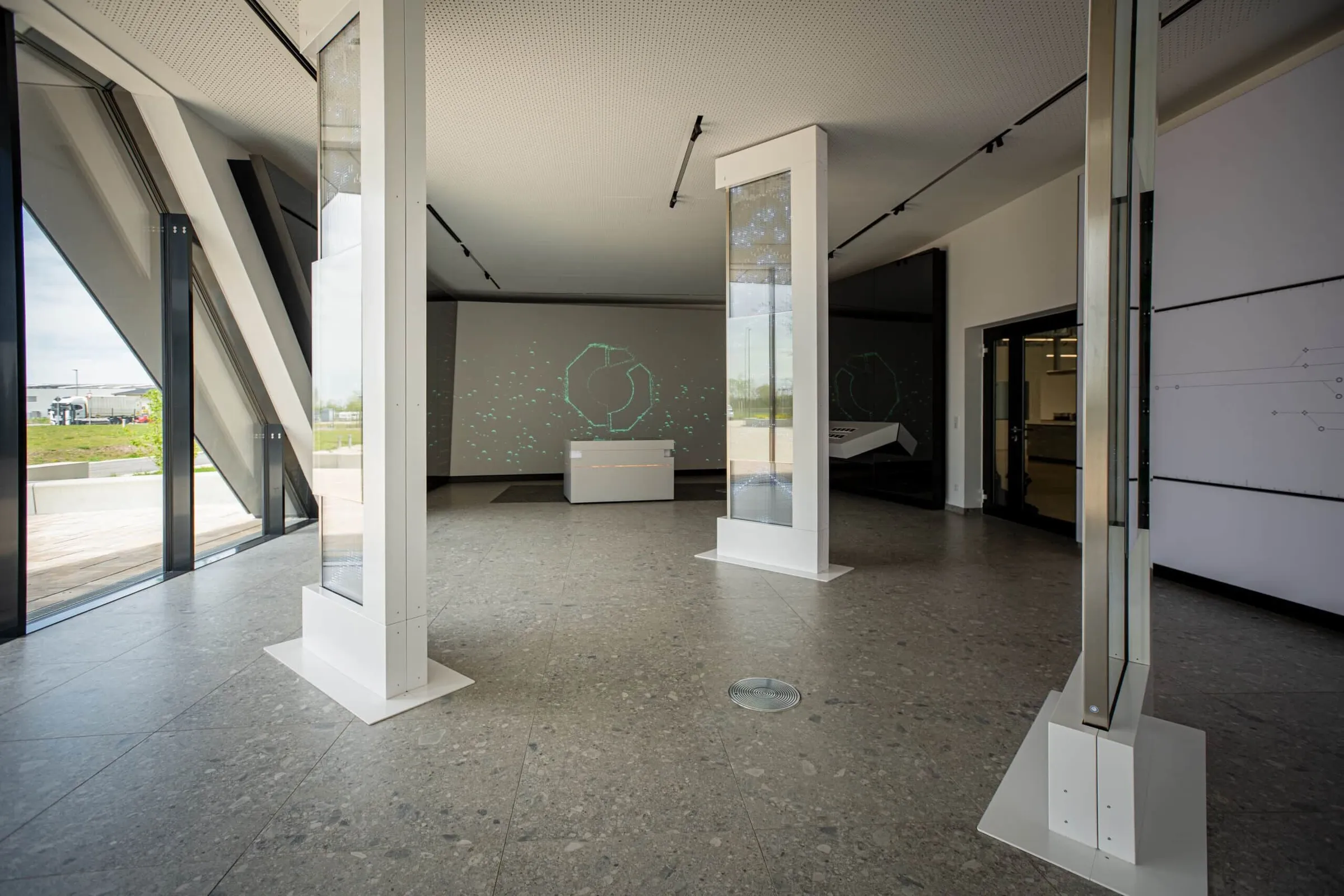Interaktiver Showroom der Wack Group - Fernwirkung durch Glasfront