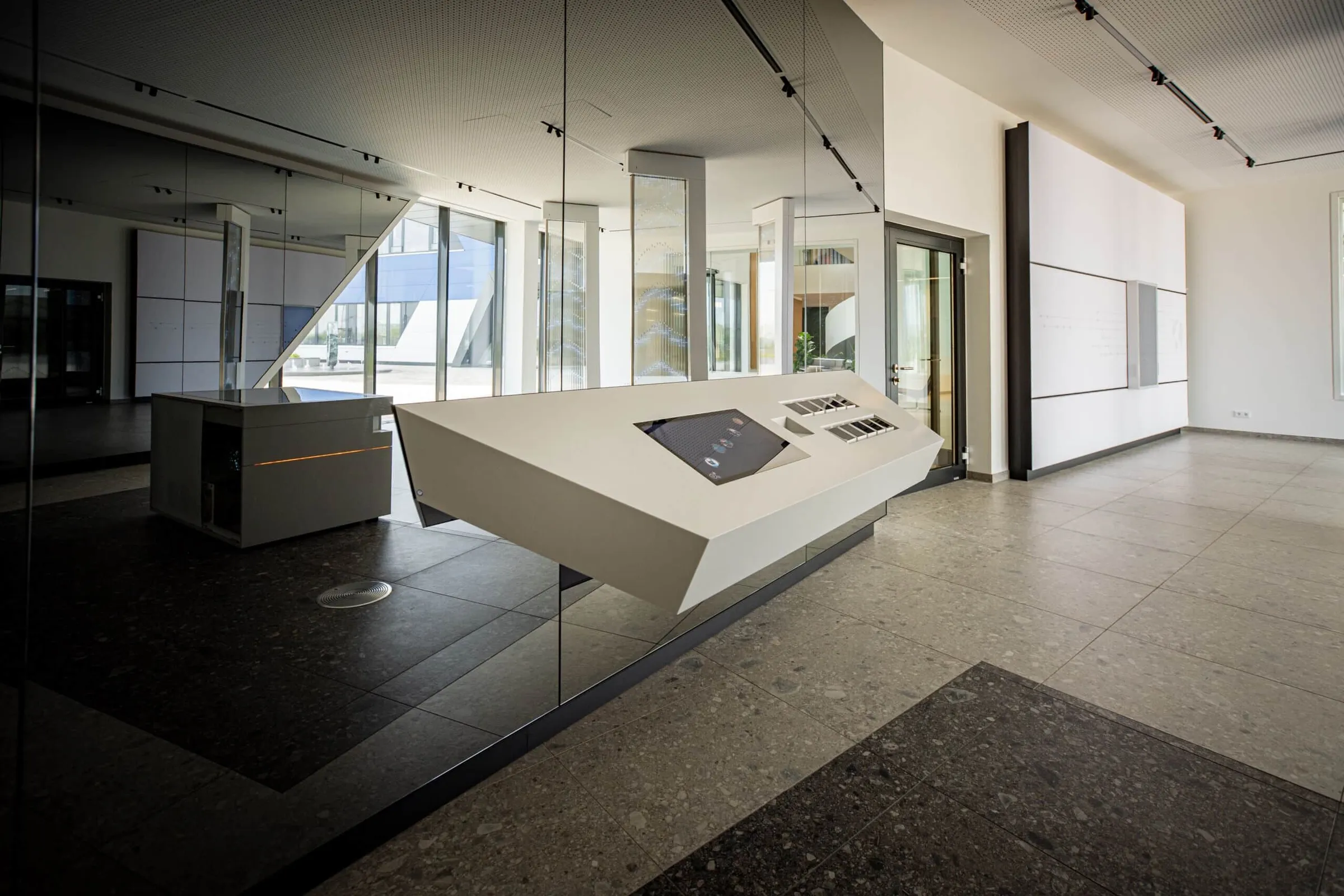 Showroom Design mit Spiegelflächen und interaktiven Stationen