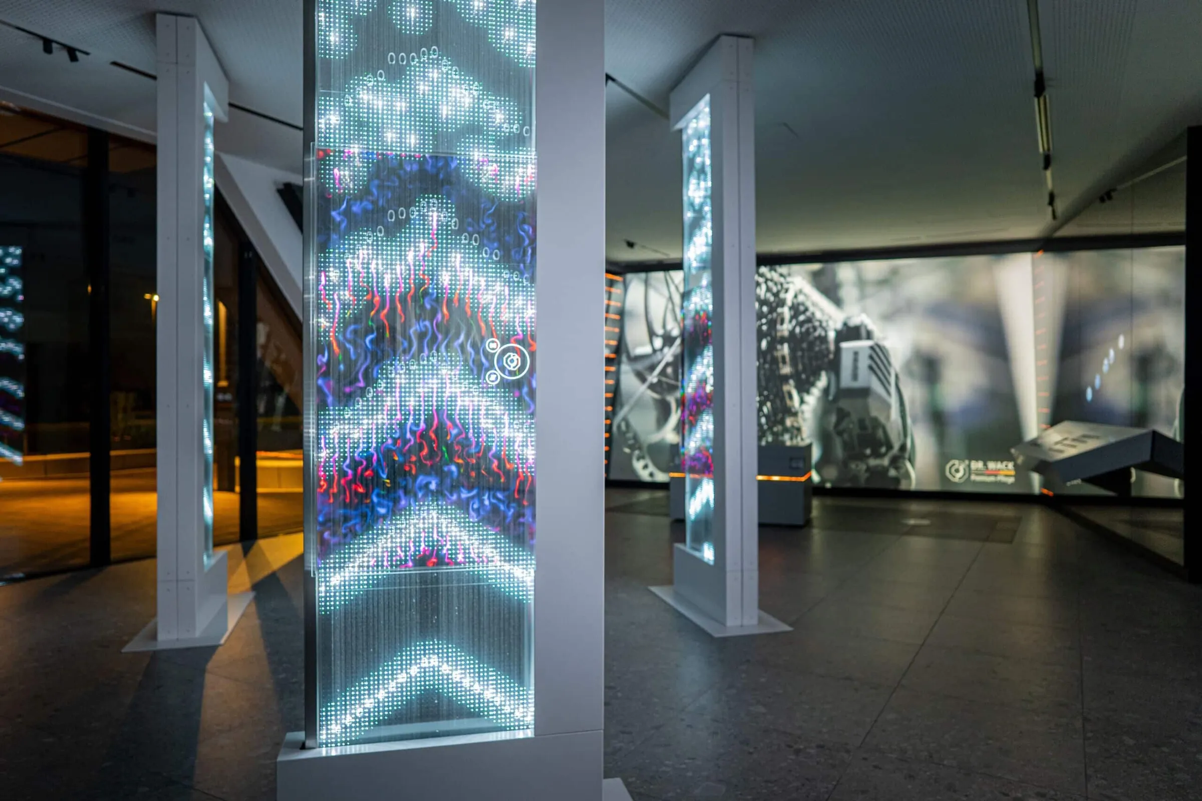 Einzigartige Layer-Displays im immersiven Showroom von Garamantis