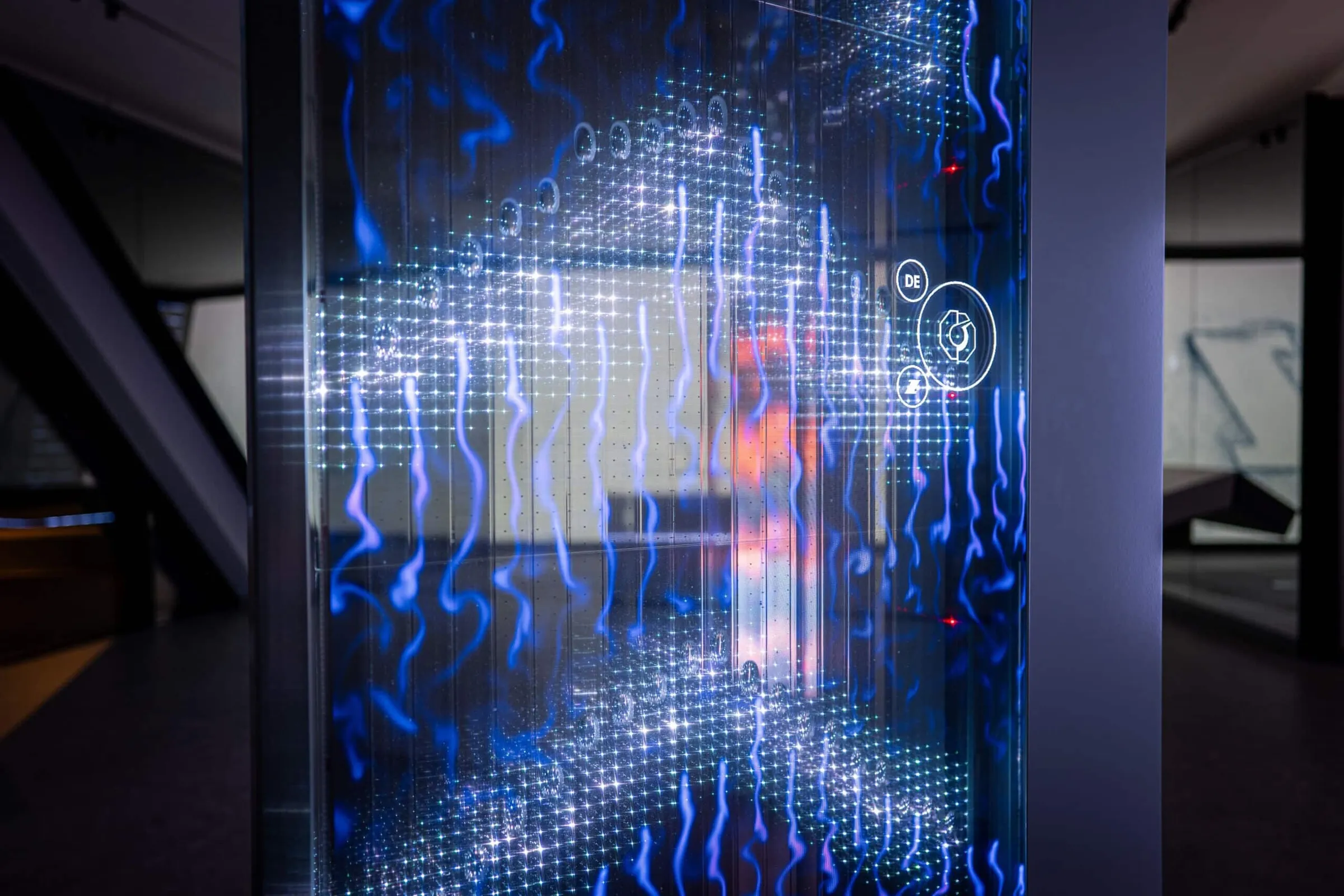 von Garamantis entwickeltes Display kombiniert LED-Folie, Glycerin Becken und transparente OLED-Touchscreens