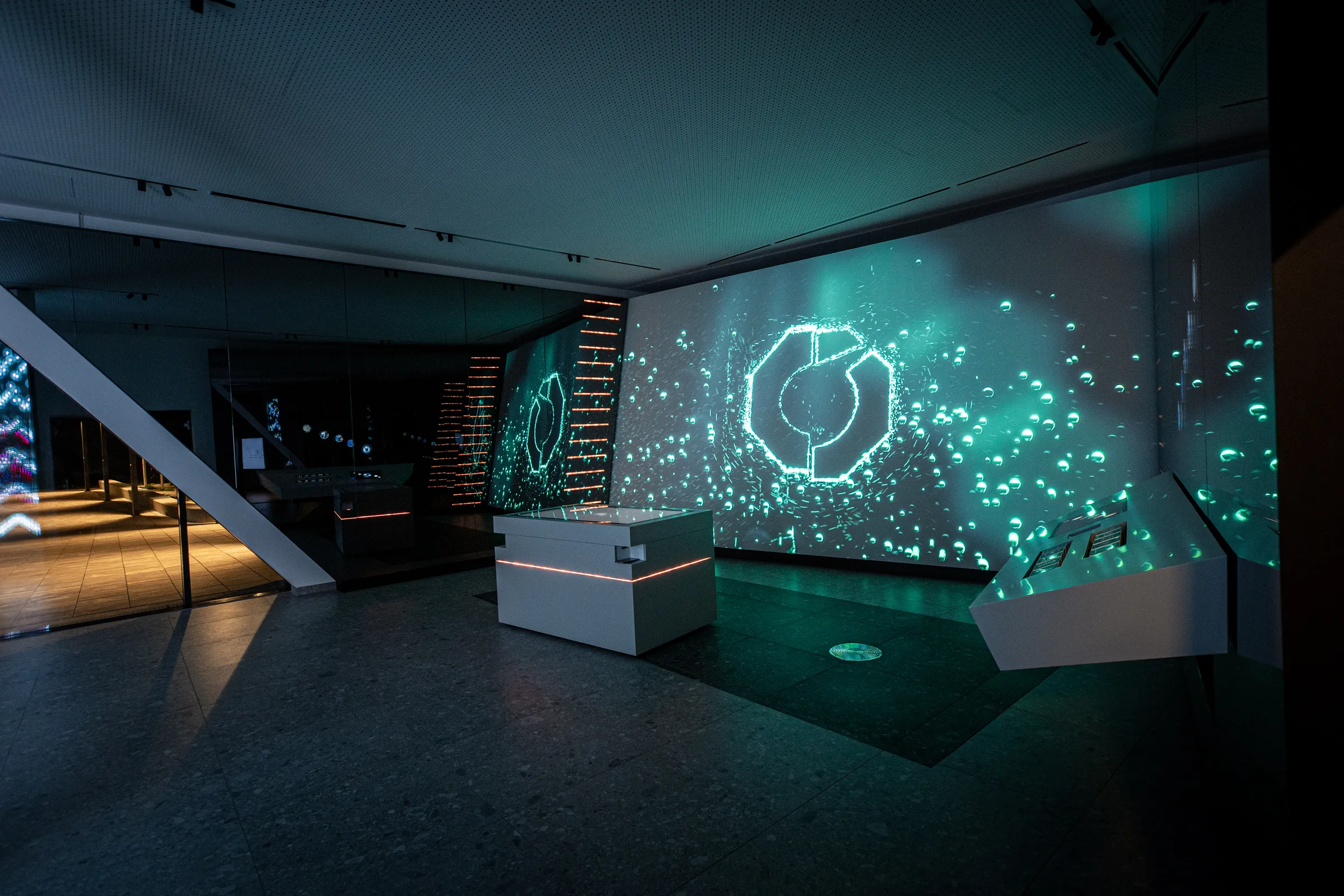 Dr. Wack Experience mit Multitouch-Tisch und großflächigem Display