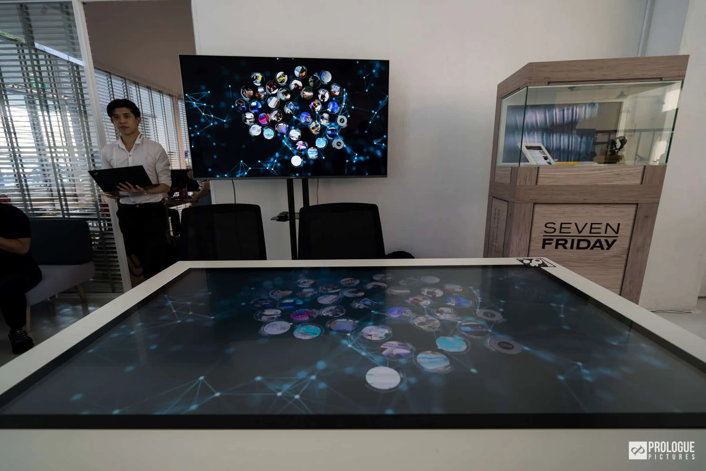 Garamantis Showroom Singapur mit interaktivem Tisch und Vitrine