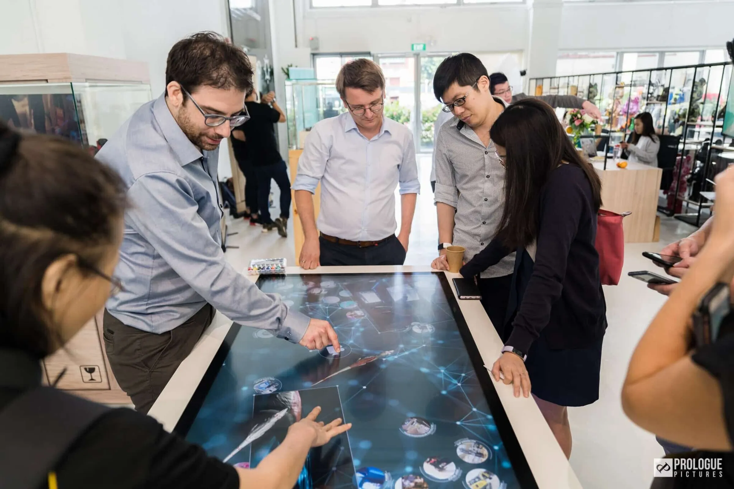 Interaktiver Tisch mit Multitouch Oberfläche