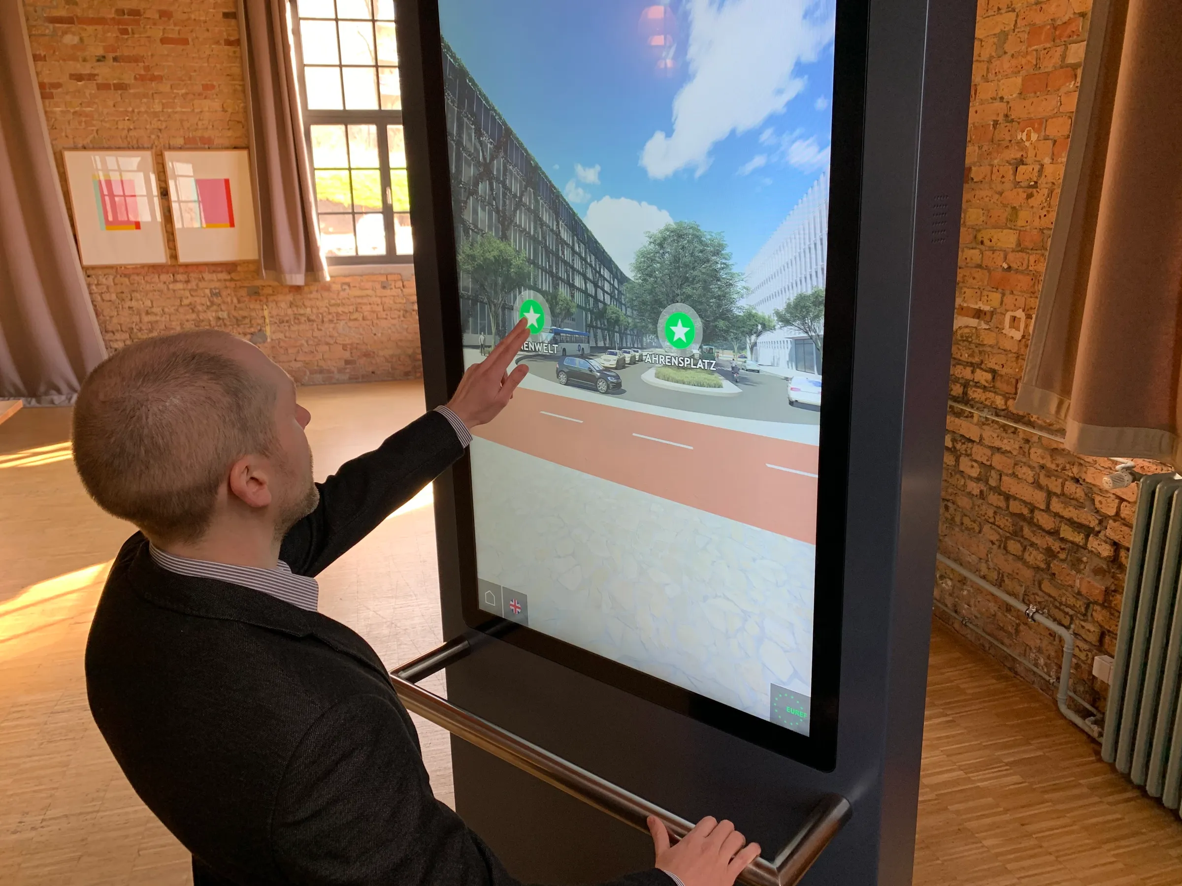 Rotatable screen for immersive views and all-round panoramic perspectives
