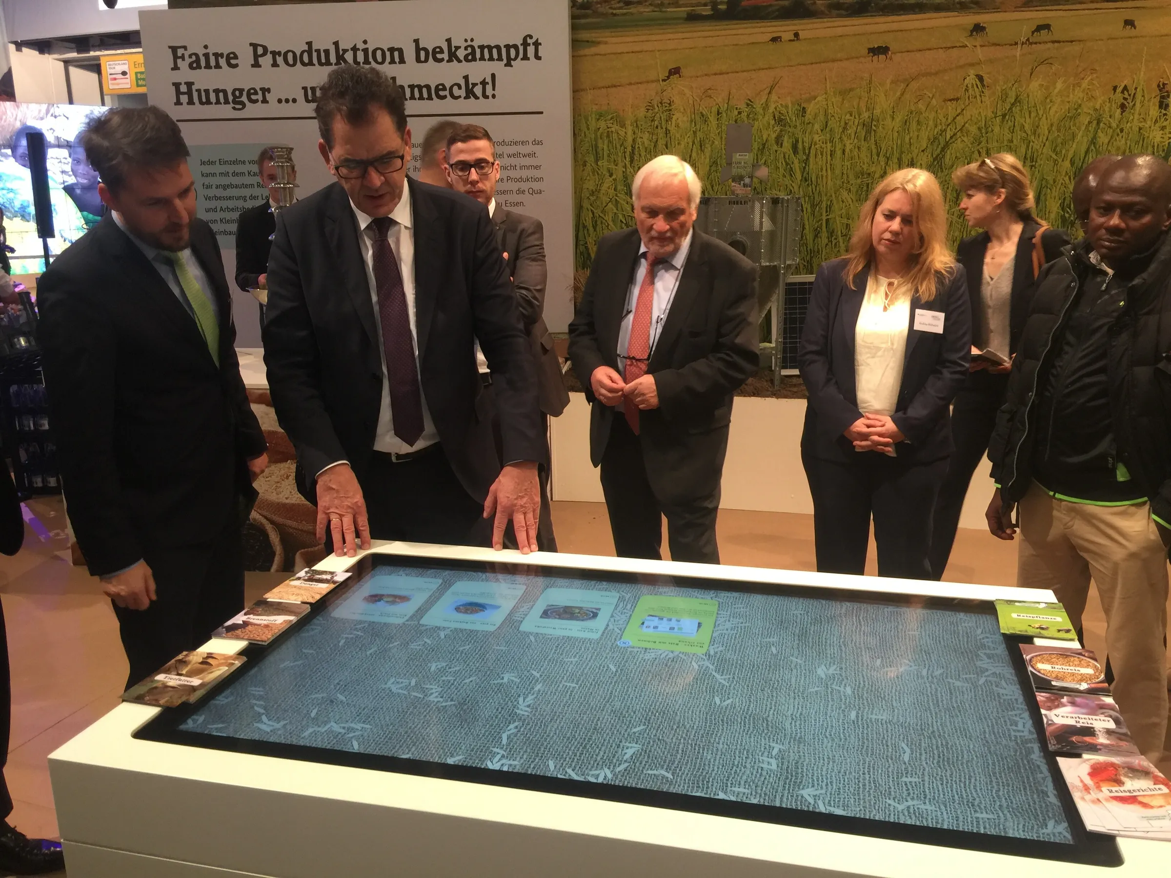 Minister Müller (BMZ) am Multitouch Table mit Objekterkennung von Garamantis