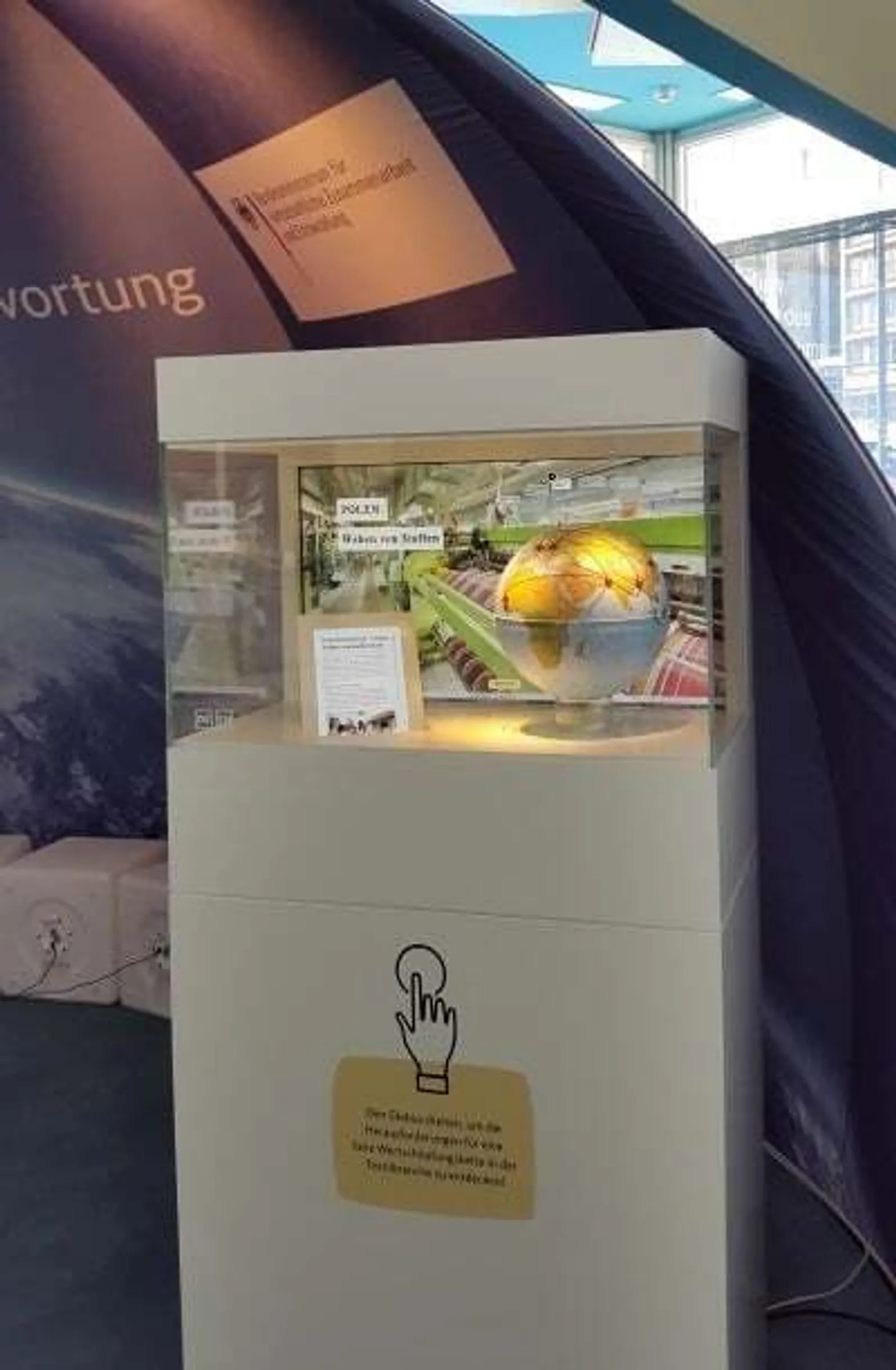 G20-Konferenz - EINEWELT ohne Hunger ist möglich - interaktive Vitrine zeigt Projekte