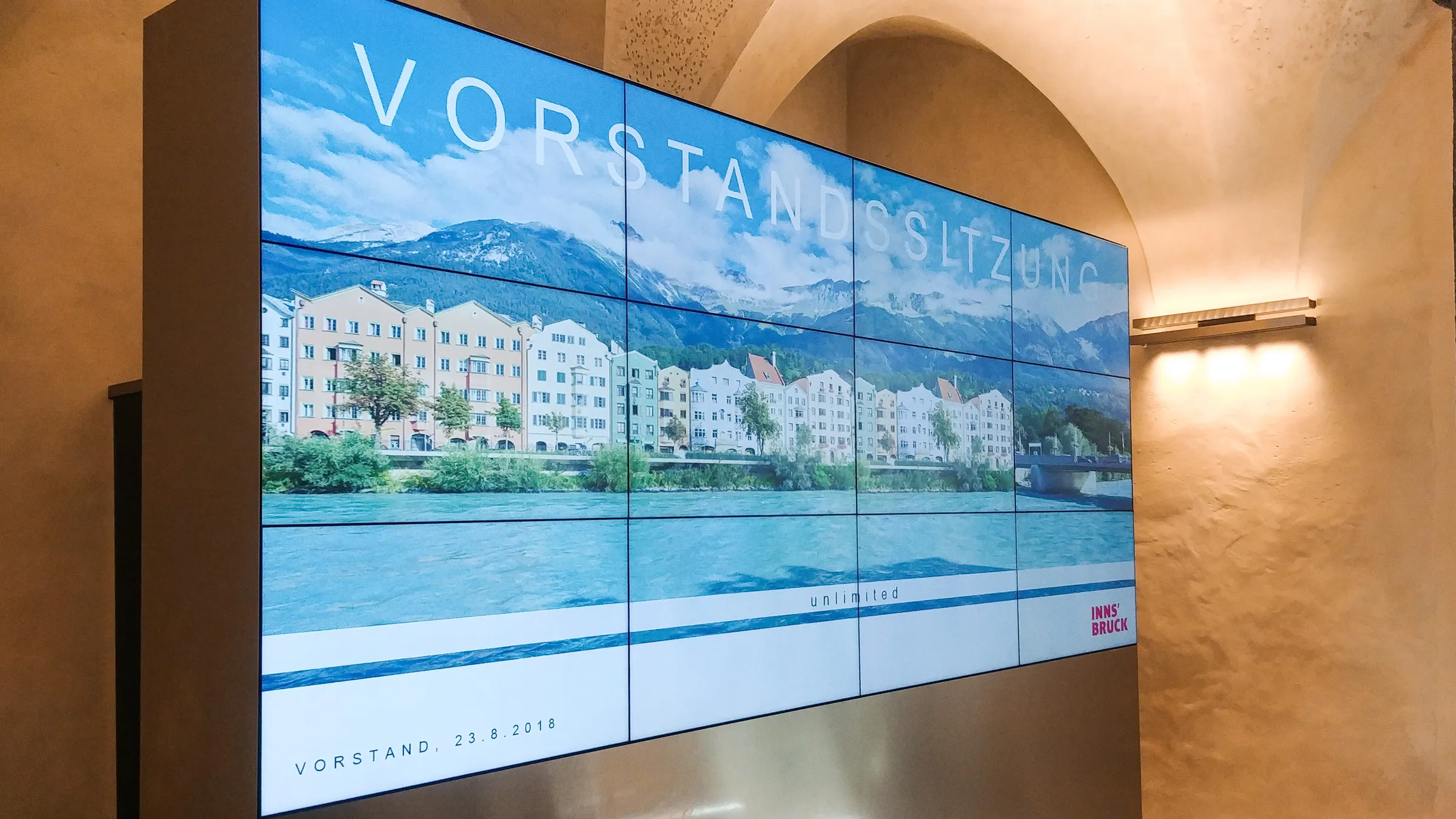 Innsbruck Information Center - Screenwall with 12 monitors