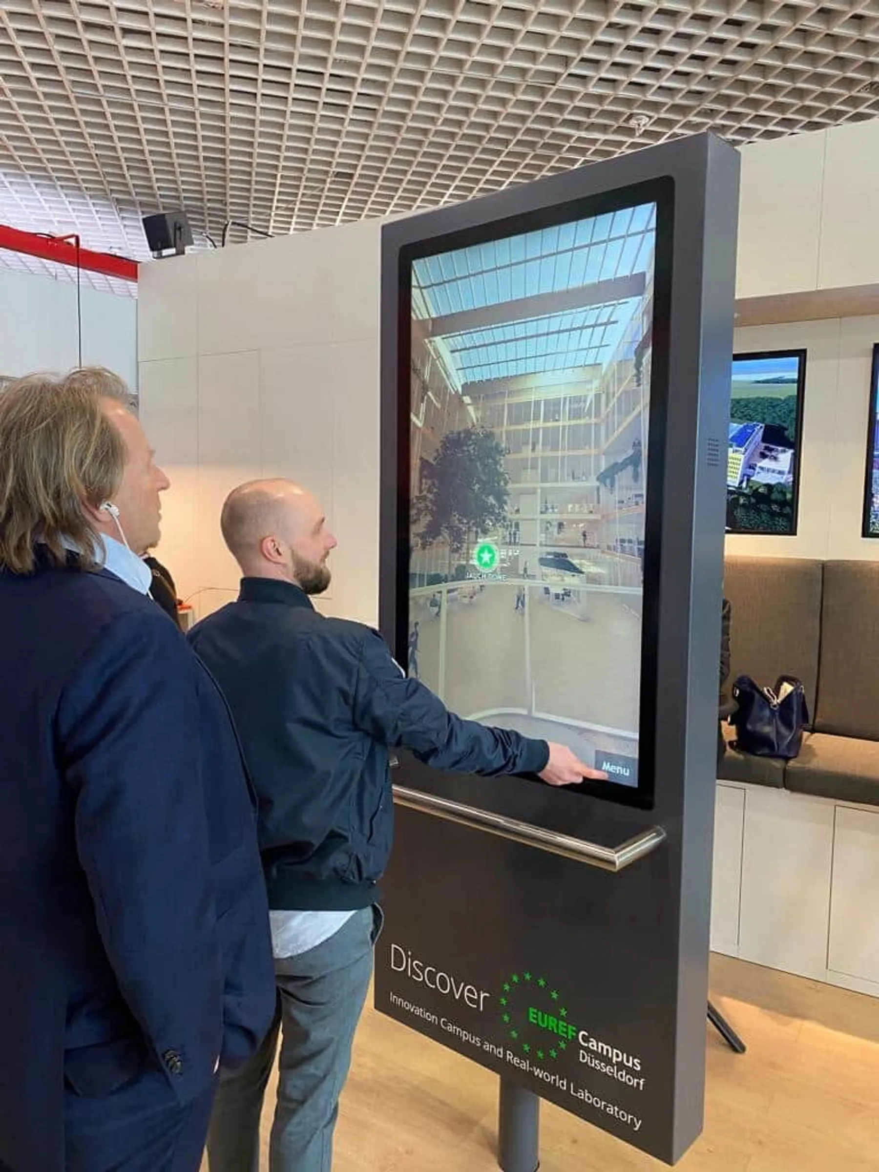 Interactive exhibit - rotatable multitouch stele