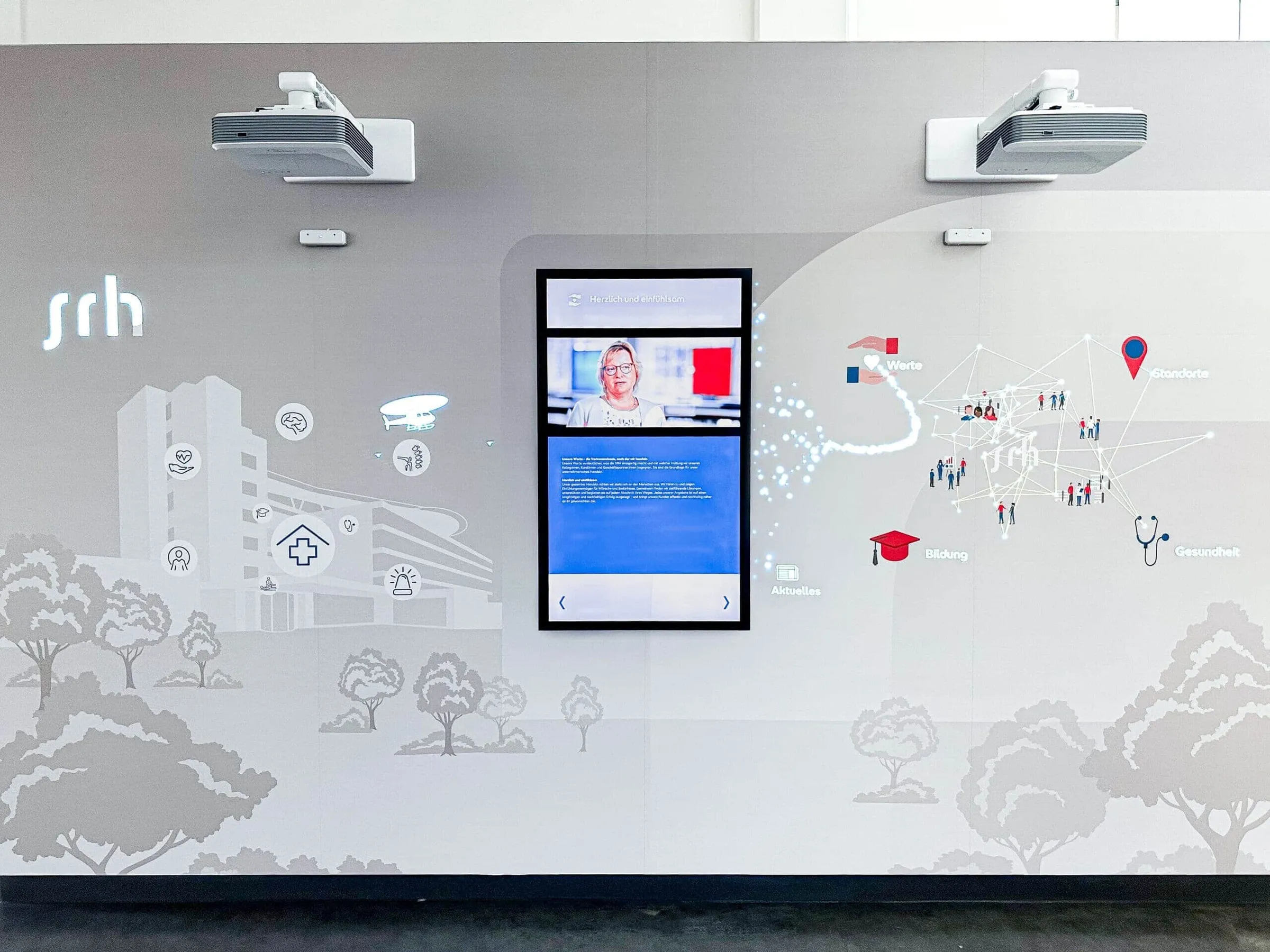 Interaktive Wand bestehend aus Projektoren und Touchscreen in einer SRH Klinik
