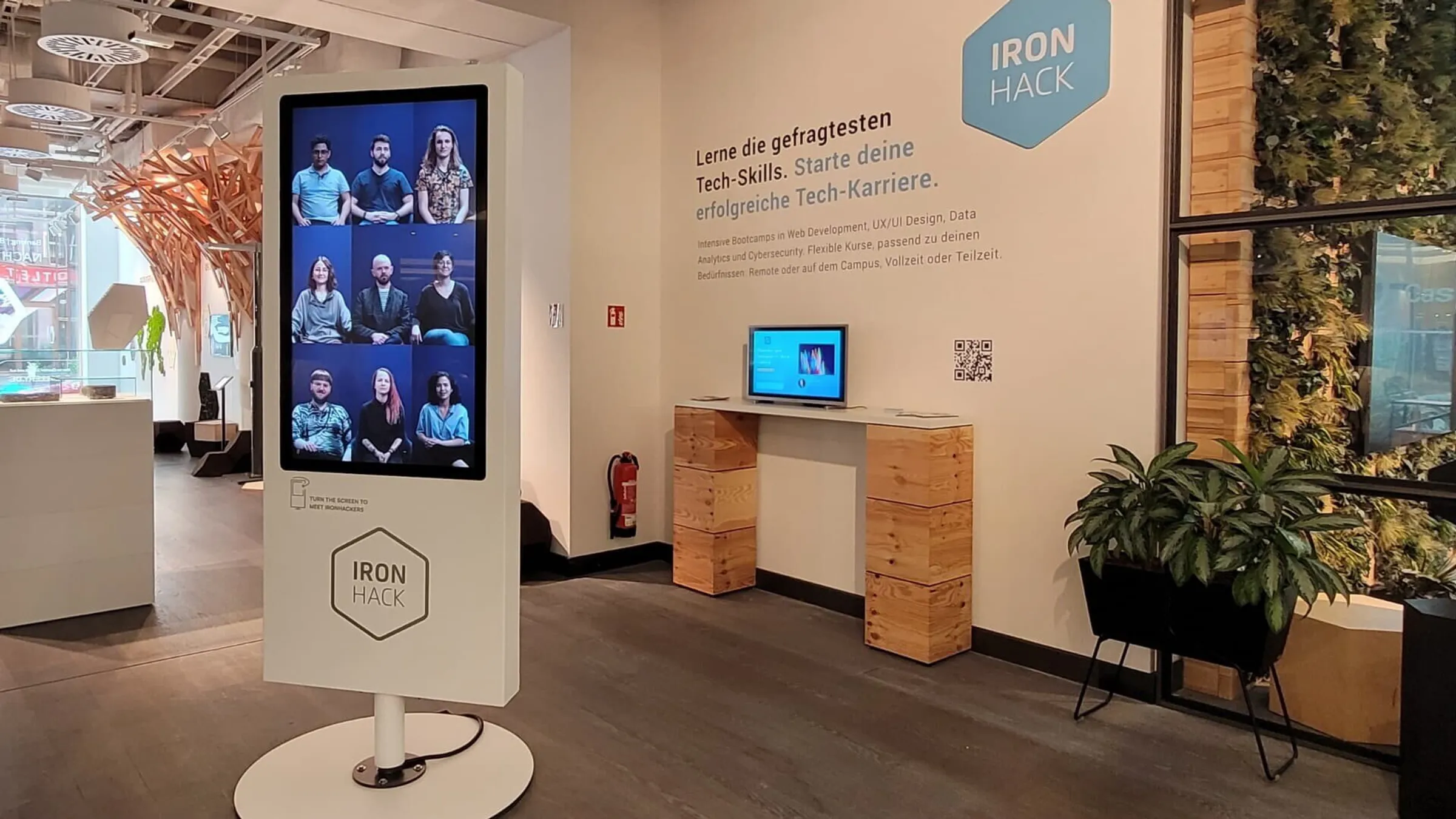 360 degree rotatable monitor with interactive software from Garamantis