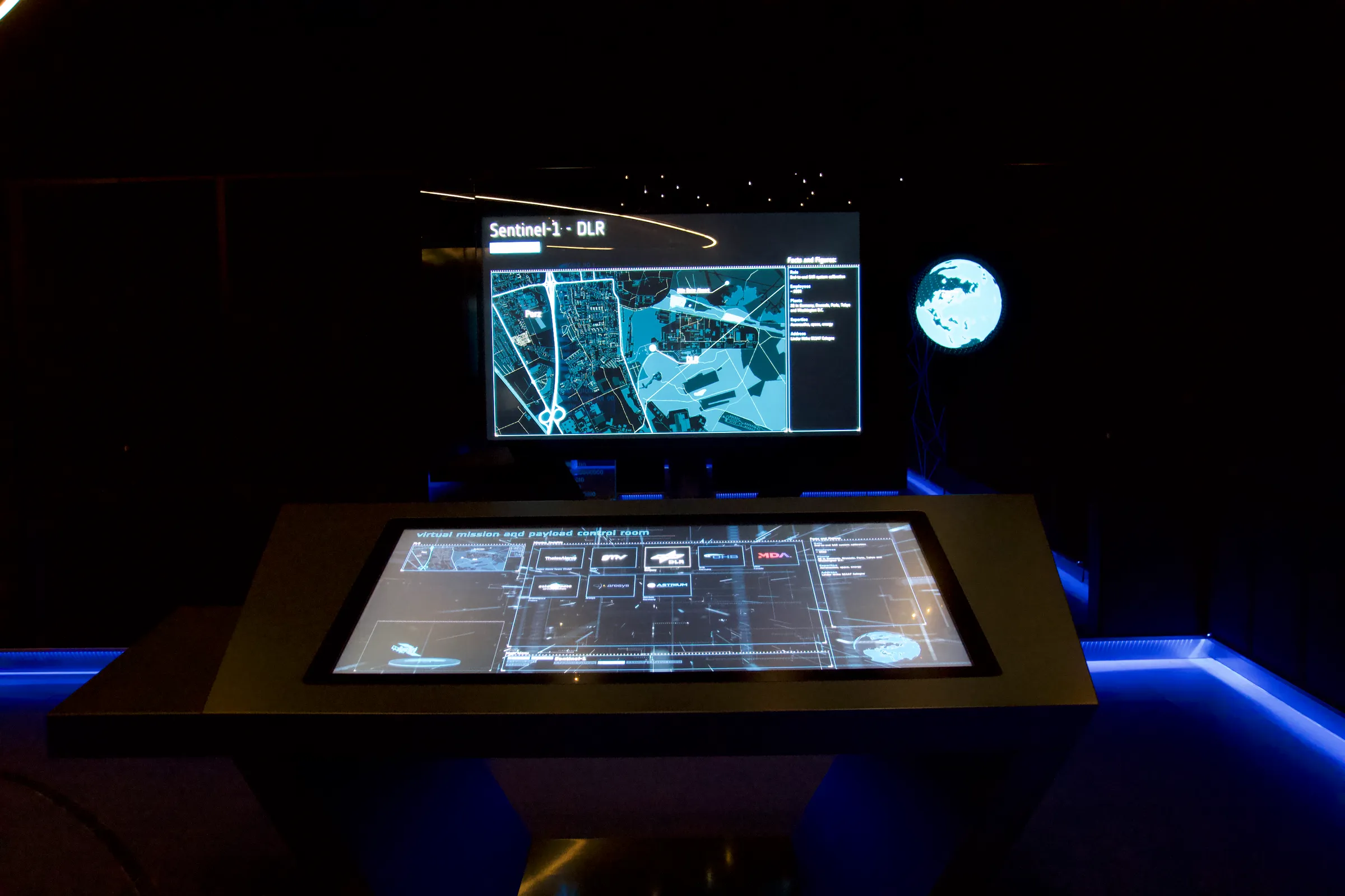 Multitouch-Tisch mit Präsentationsscreen zeigt 3D-Satellitendaten