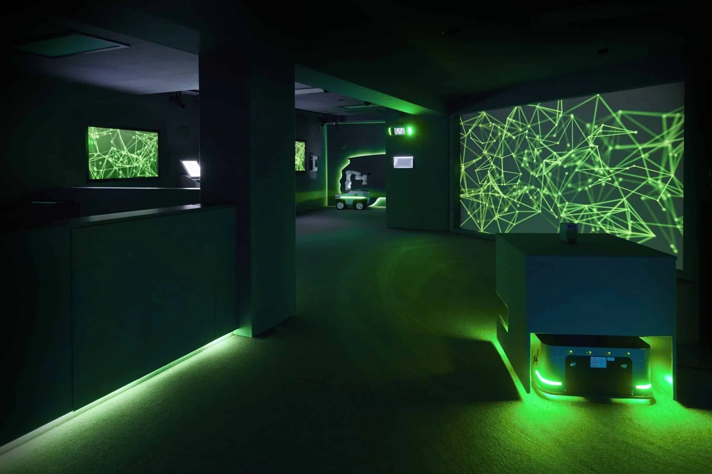 AGVs bauen im digitalen Showroom die Ausstellung individuell auf