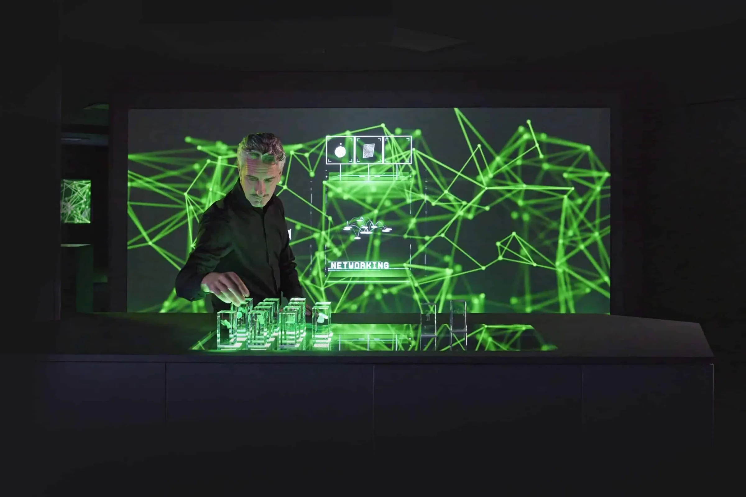 B2B Corporate Showroom mit Multitouch-Tisch und Wandprojektion