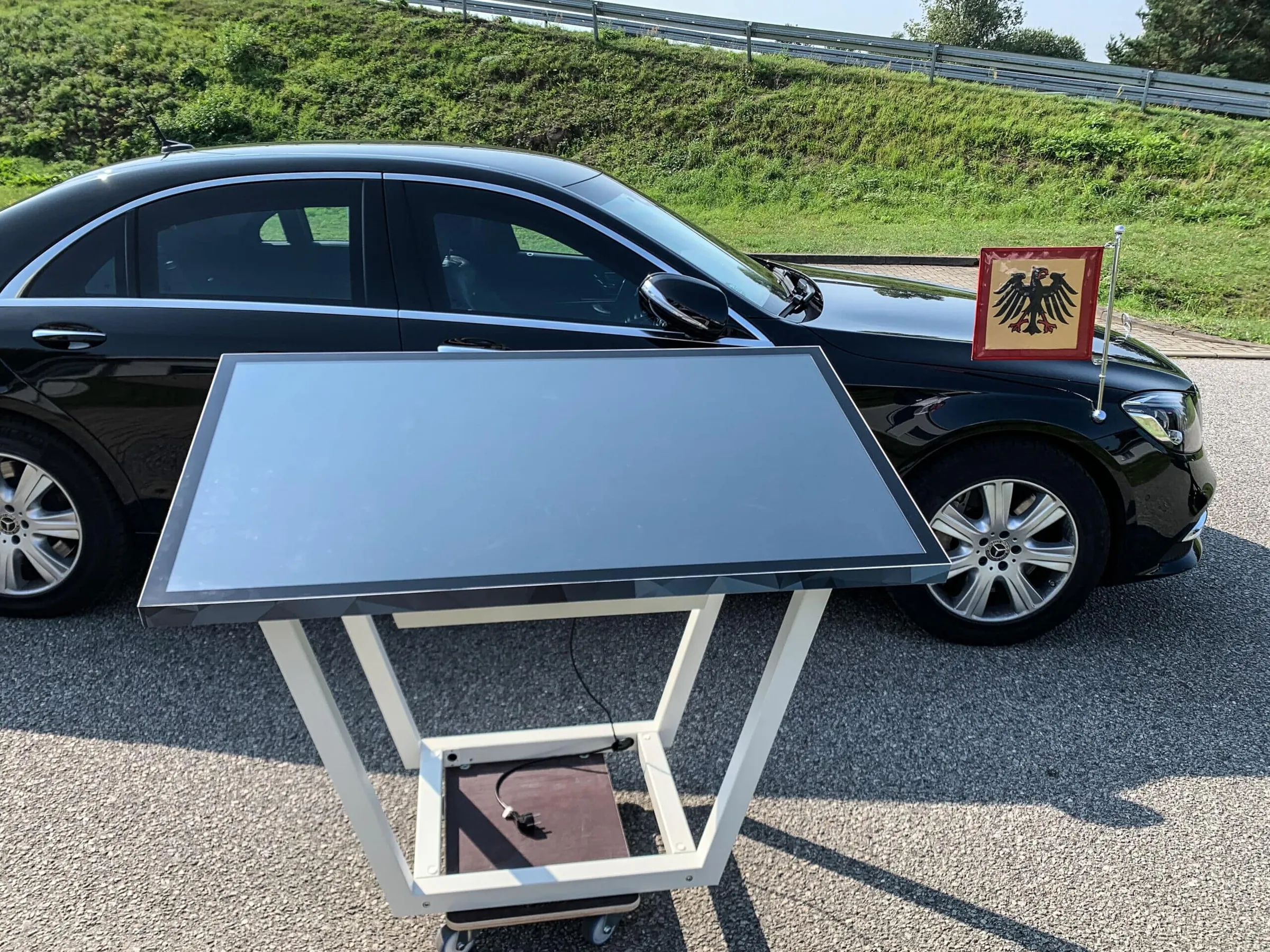 neigbarer Multitouch-Tisch mit angeschlossener Screenwall
