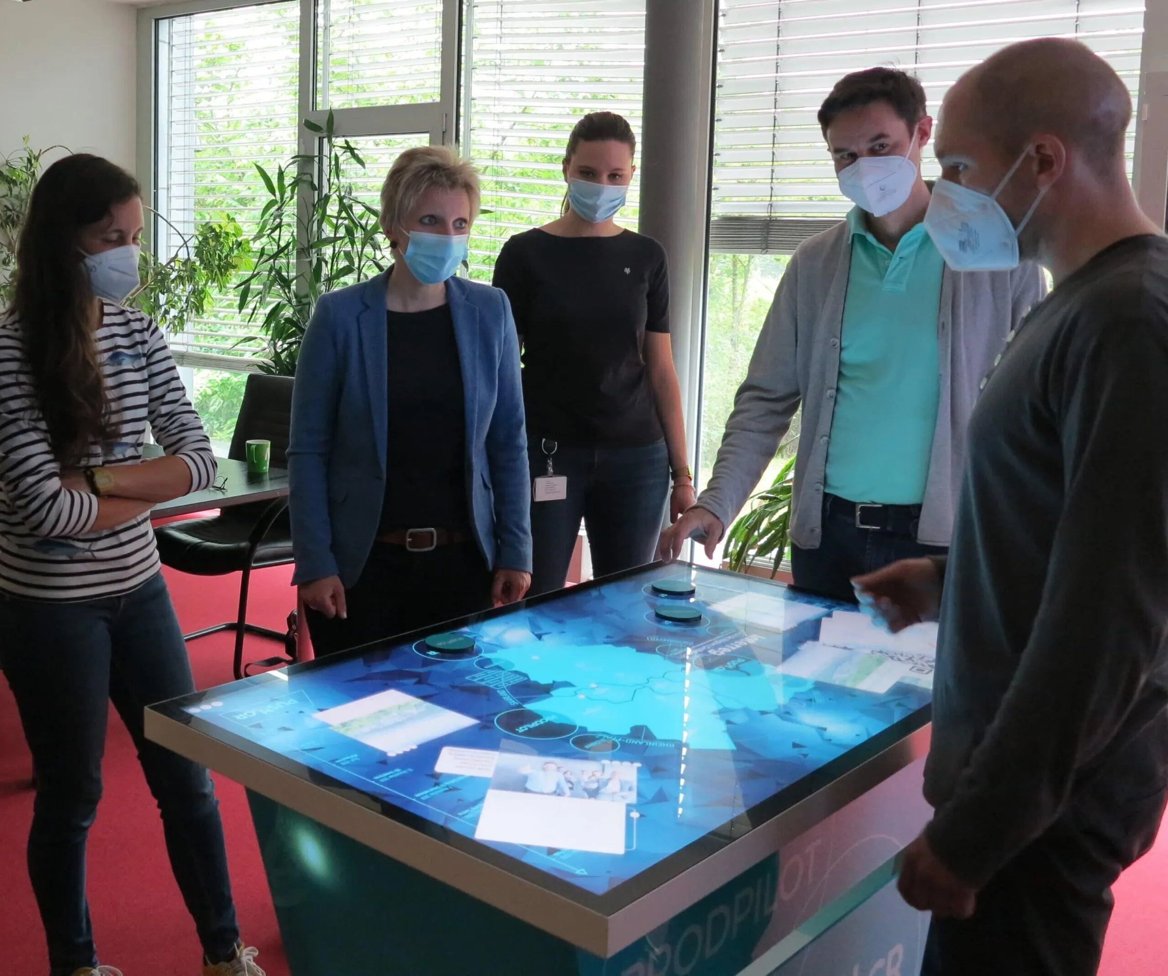 htw saar mobile multitouch table with multiple users