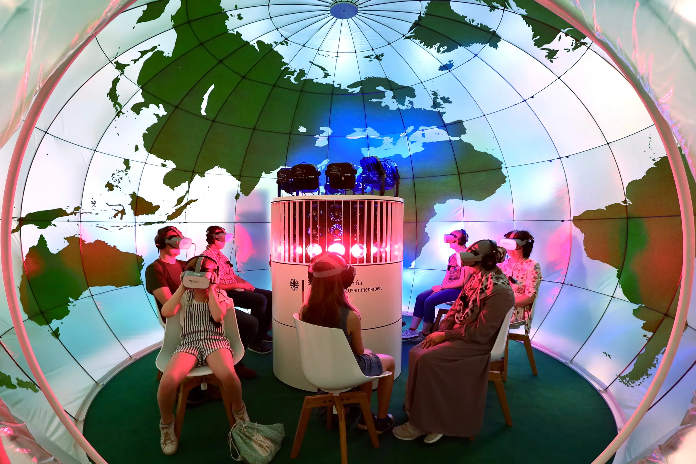 Immersion mittels VR-Brille und multisensorischen Effekten in der 360-Grad Klimakuppel