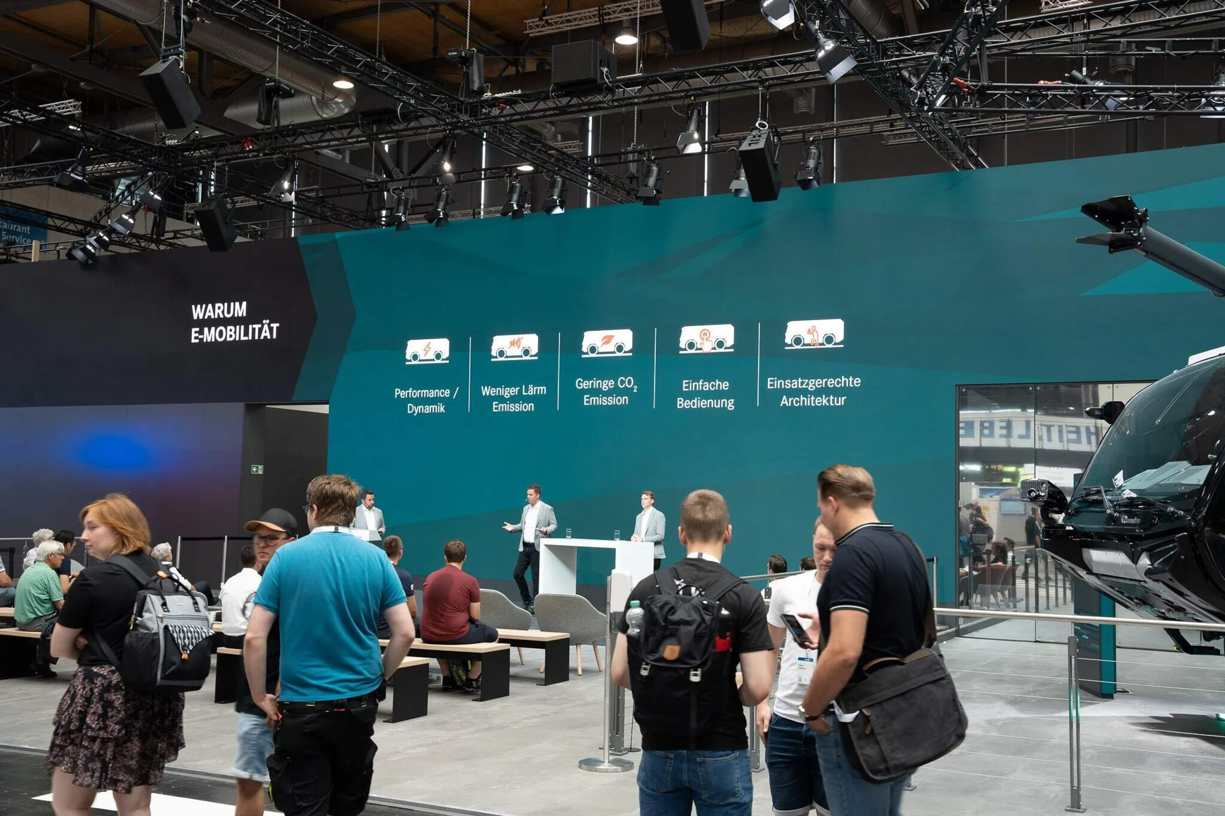 Bühnenbau mit interaktiver LED Wall im Hintergrund