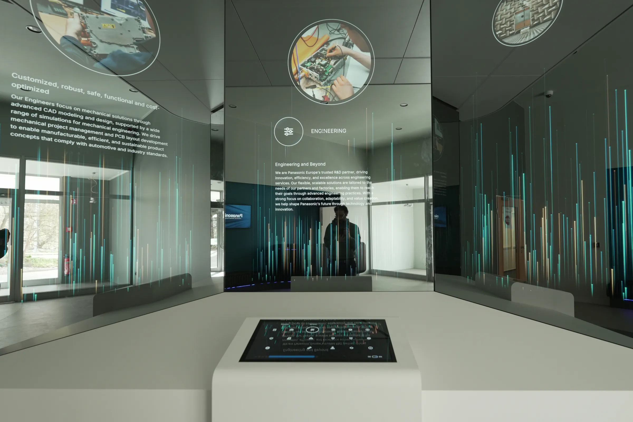 Centerpiece ist eine raumgreifende, interaktive Terminalinstallation