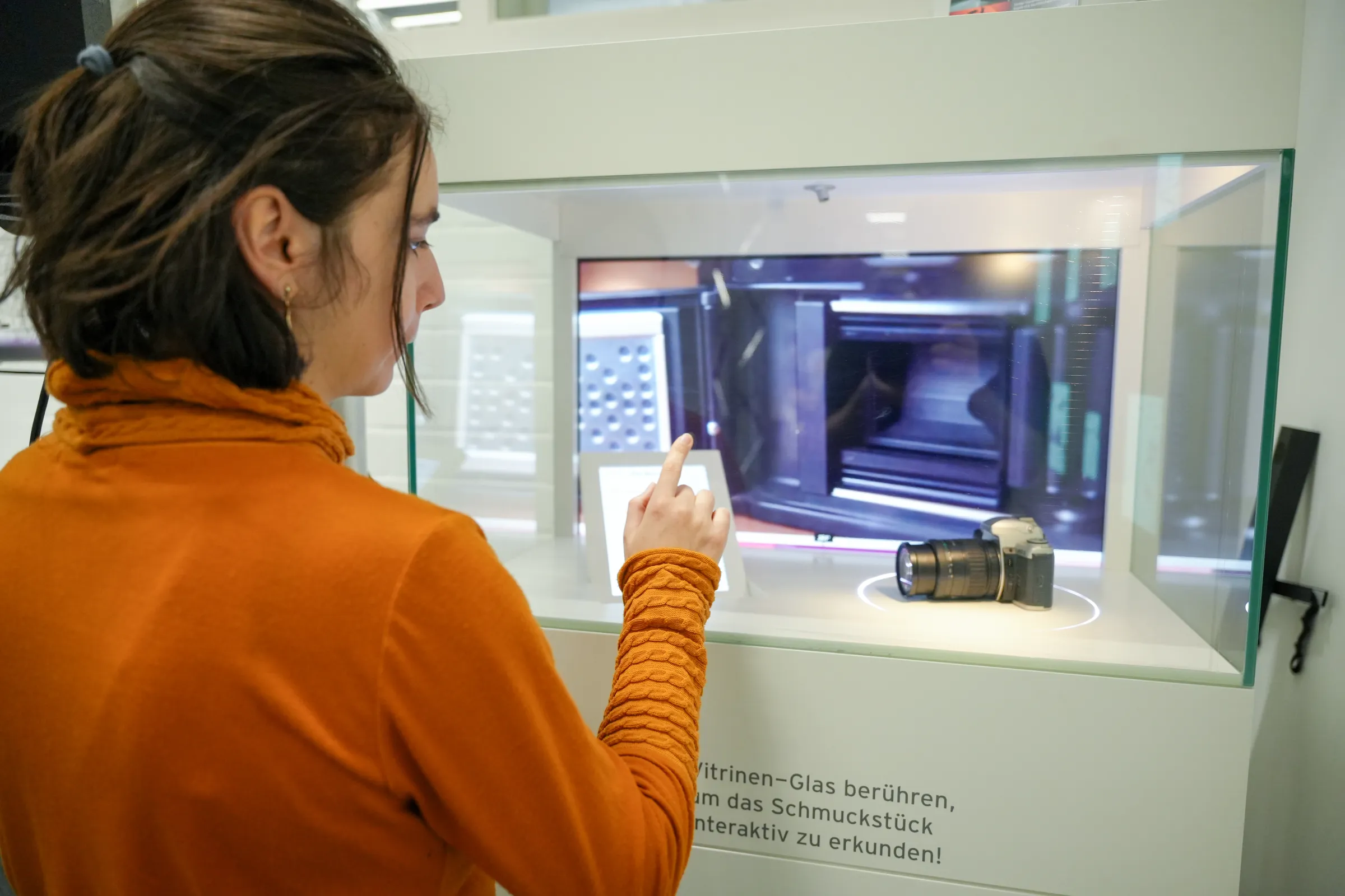 Das immersive Zusammenspiel - interaktive Vitrine im Garamantis Showroom