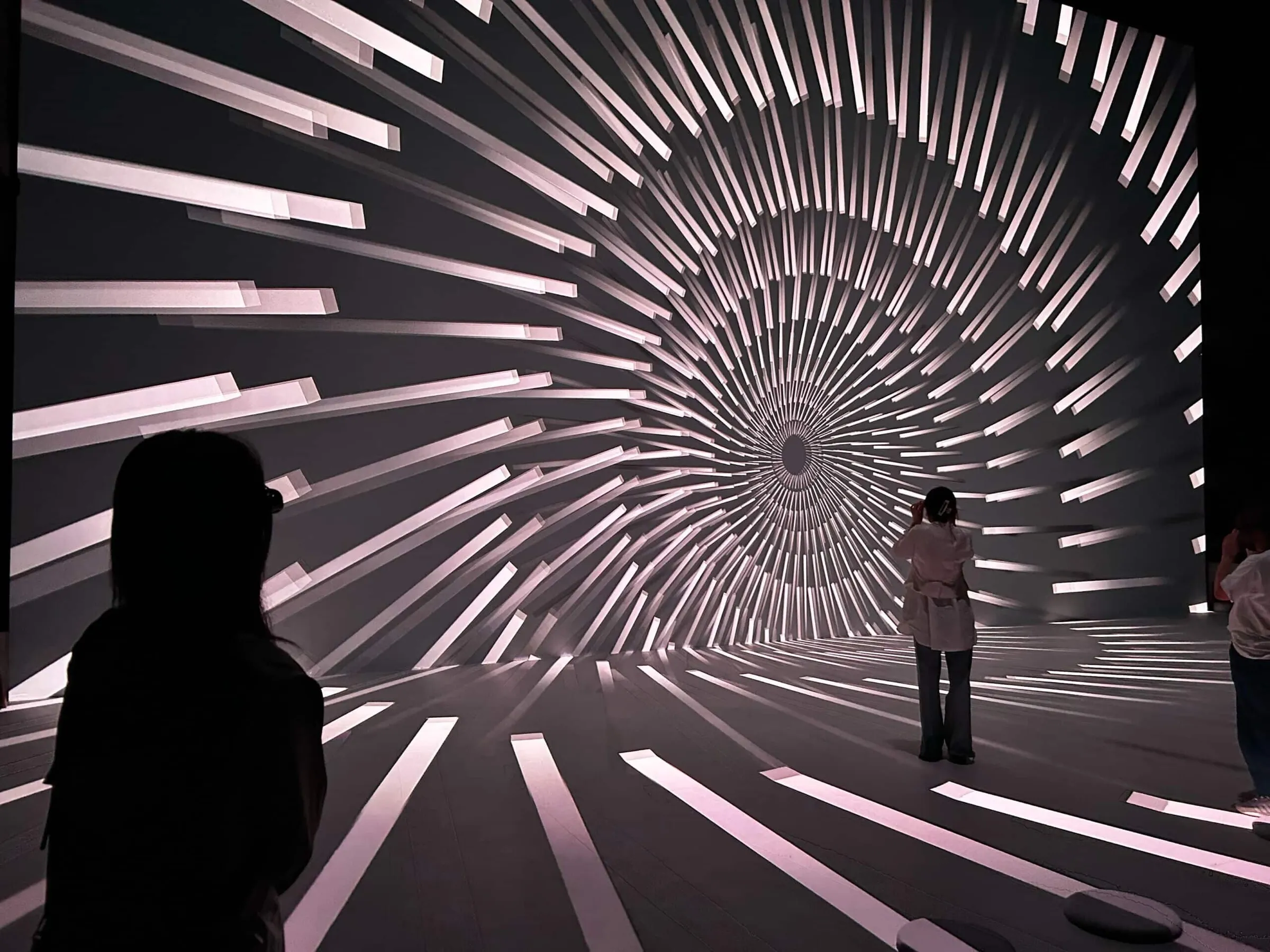 Immersiver Raum verbindet Kunst und Technologie