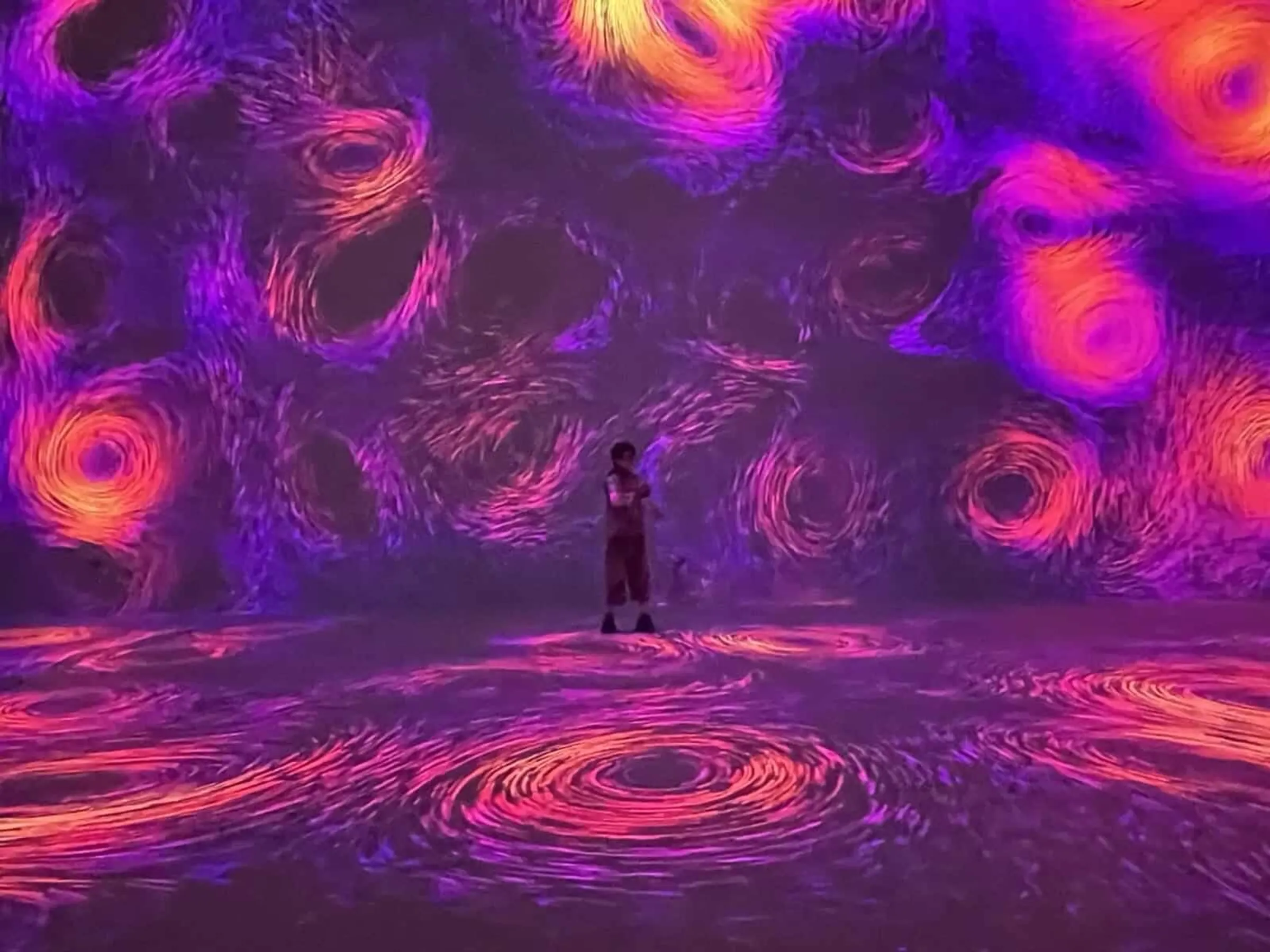 Immersive Räume die mit Publikum interagieren