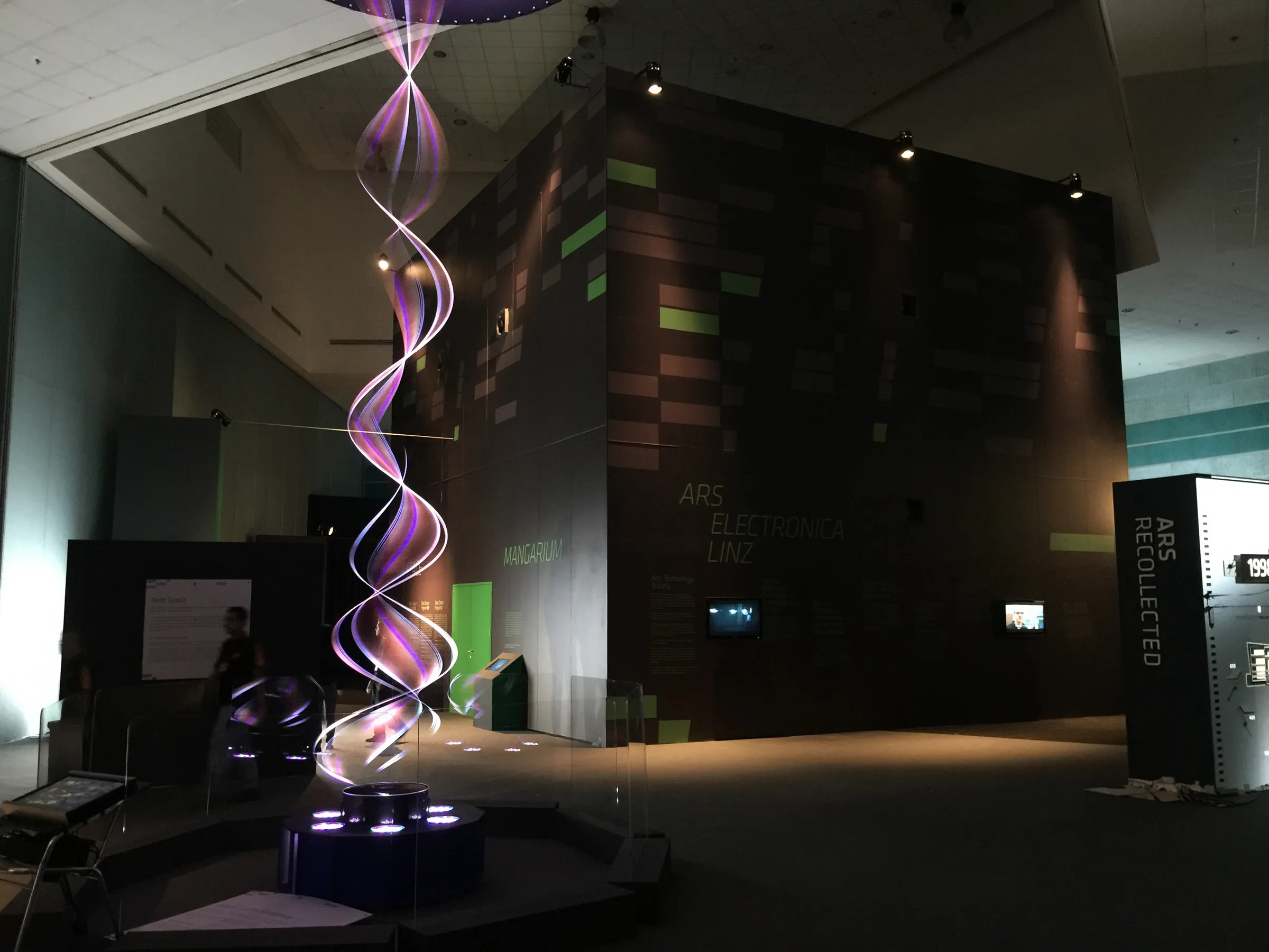 von der Ars Electronica kuratierte Ausstellung "Interplay" im Science Center Singapur