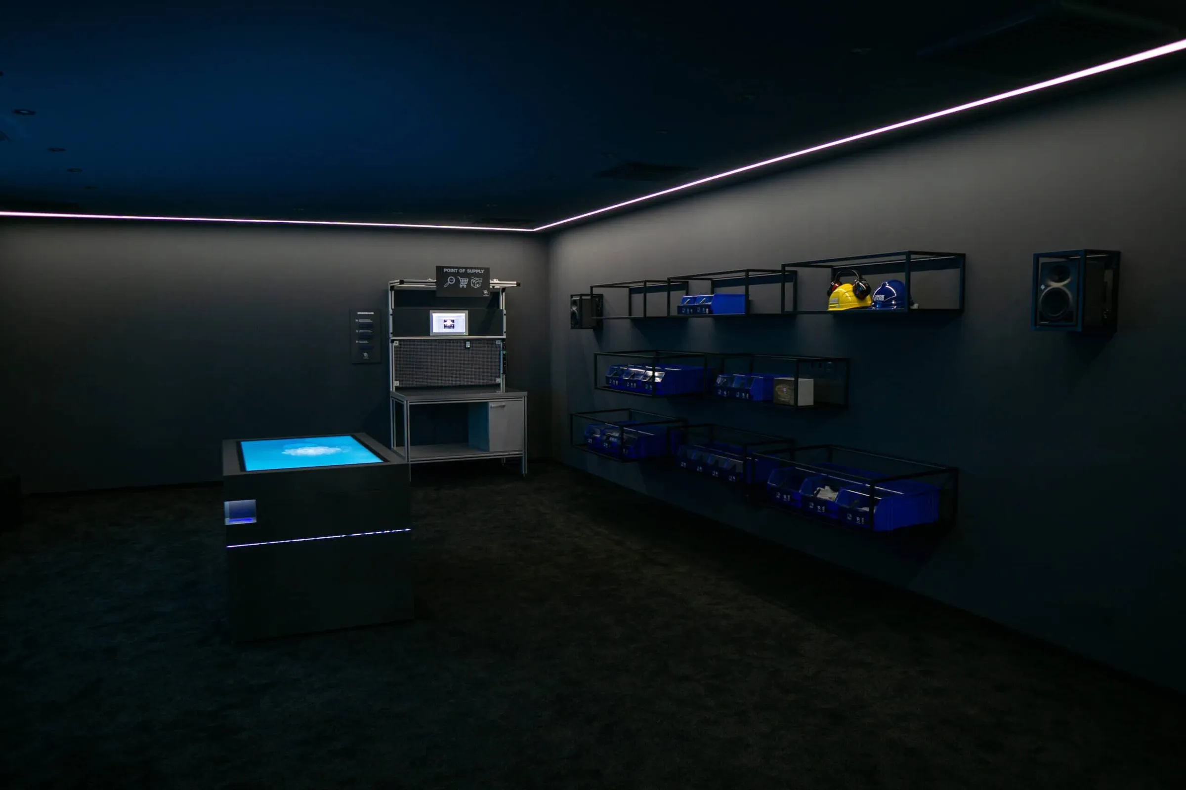 Produkte im Showroom sind per MQTT interaktiv mit dem Multitouch-Tisch verbunden