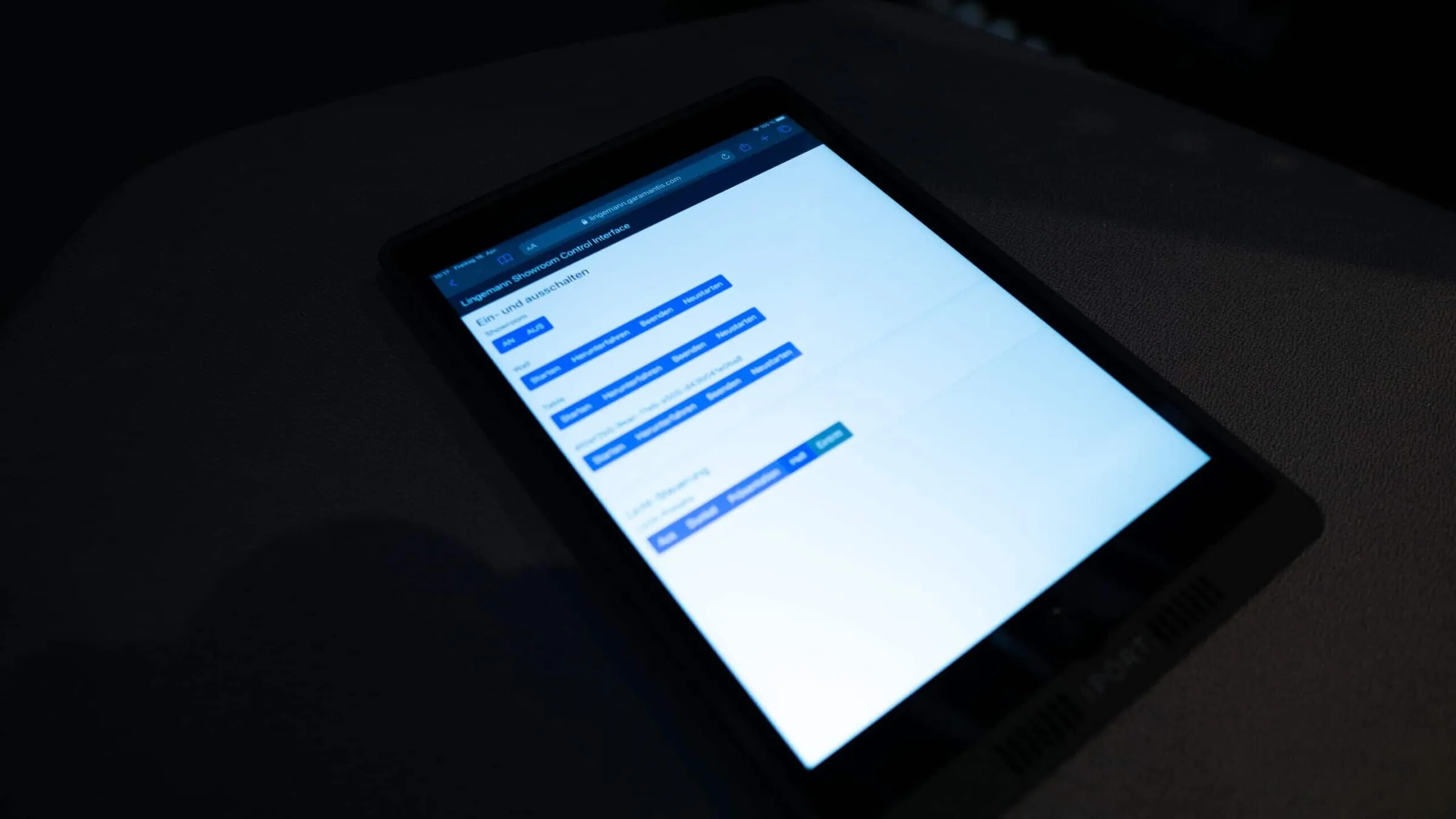 Zentrale Steuerung des Showrooms mit Tablet