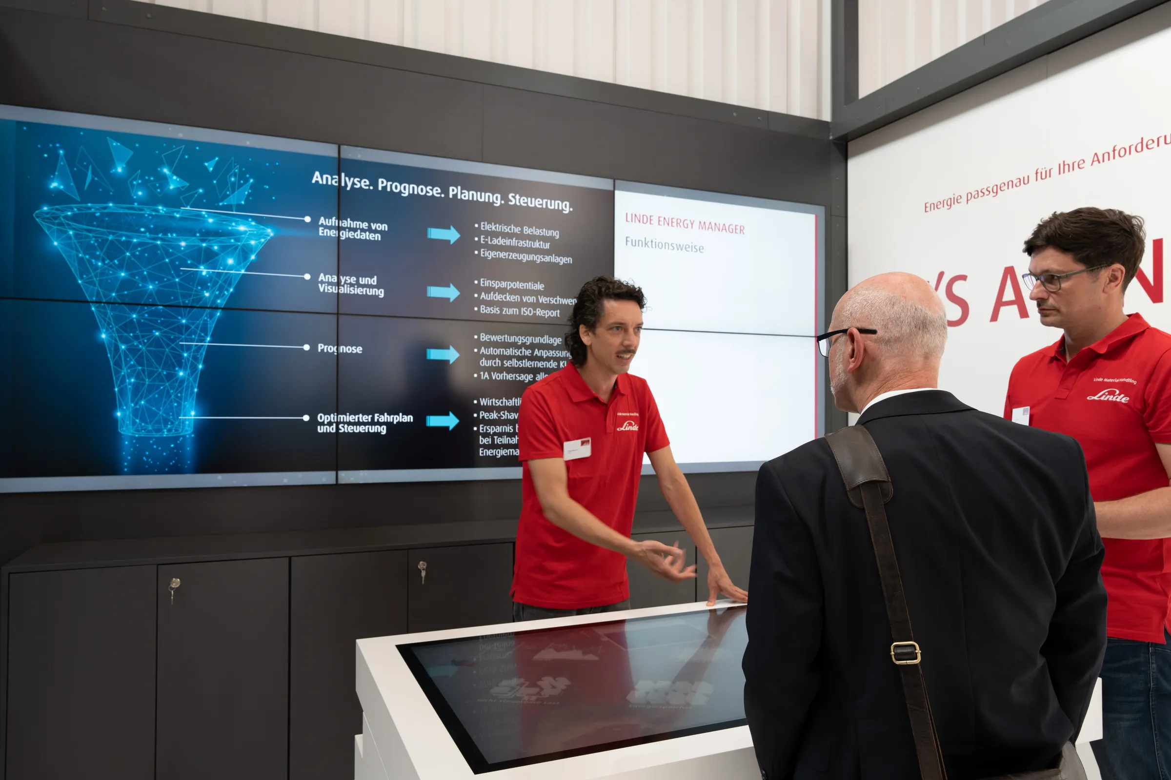 Interaktives Display am Messestand mit Multitouch Tisch