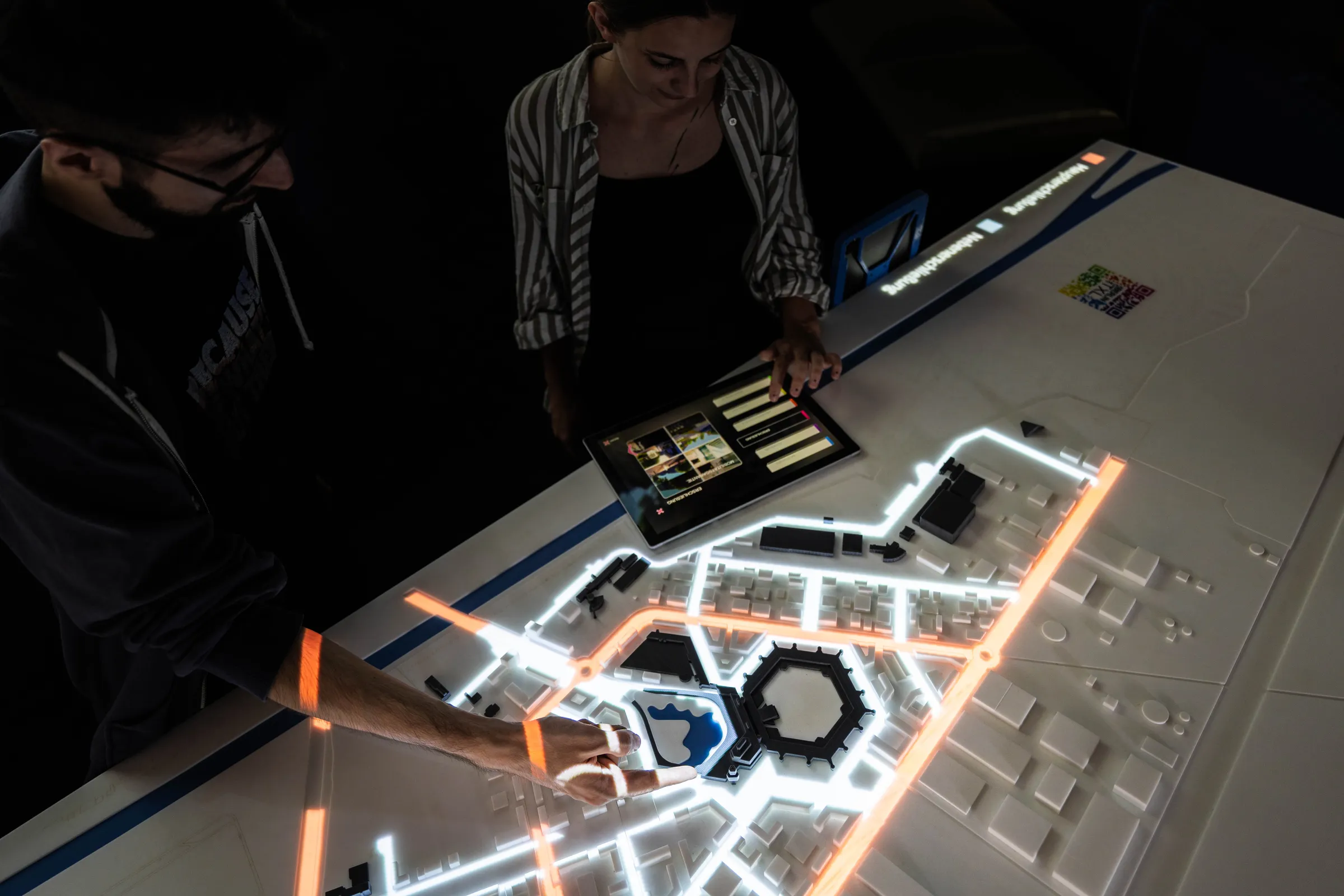 physisches Stadtmodell wird durch präzise Projektionen und eine digitale Steuerung erweitert