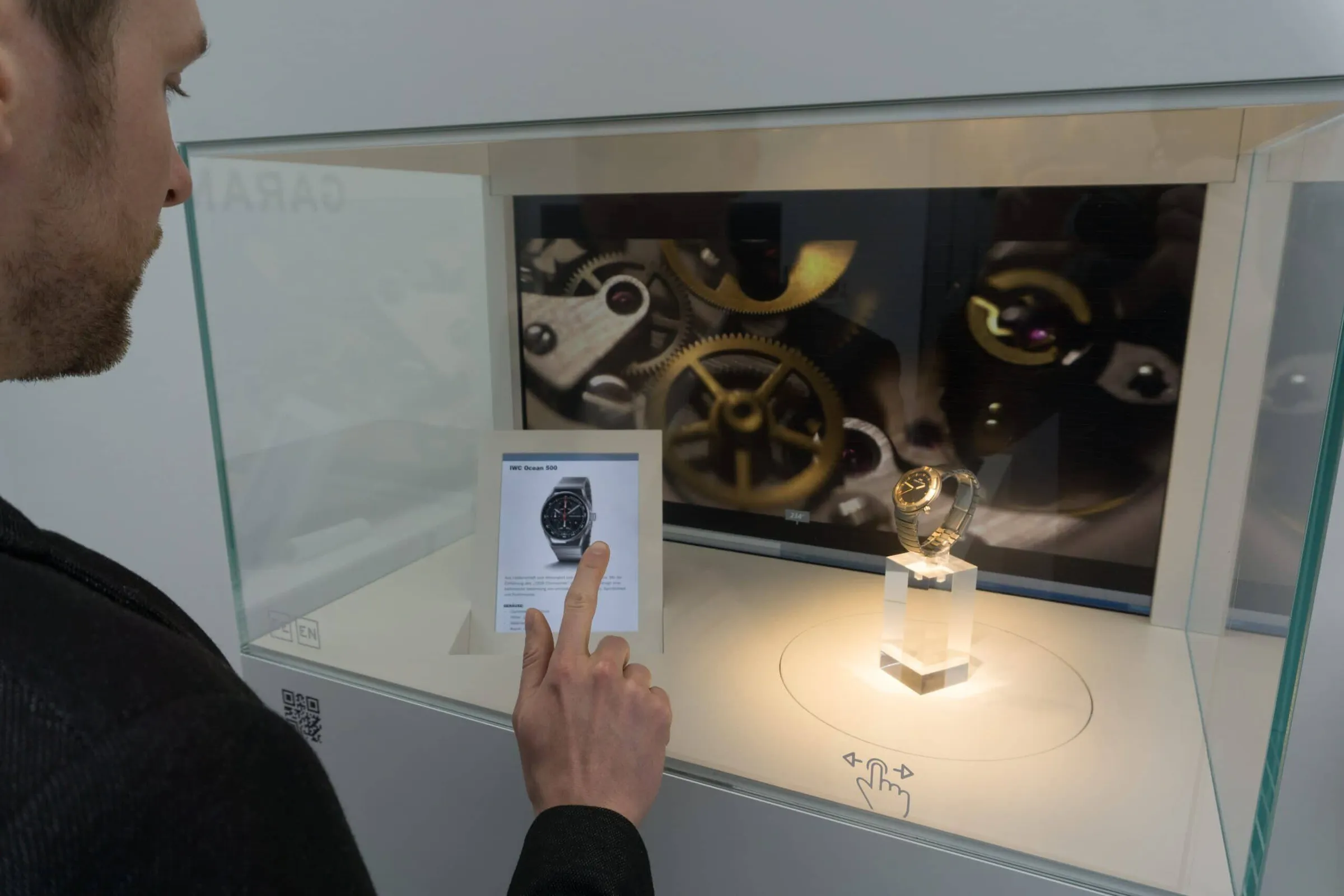 Interaktive Uhrenvitrine