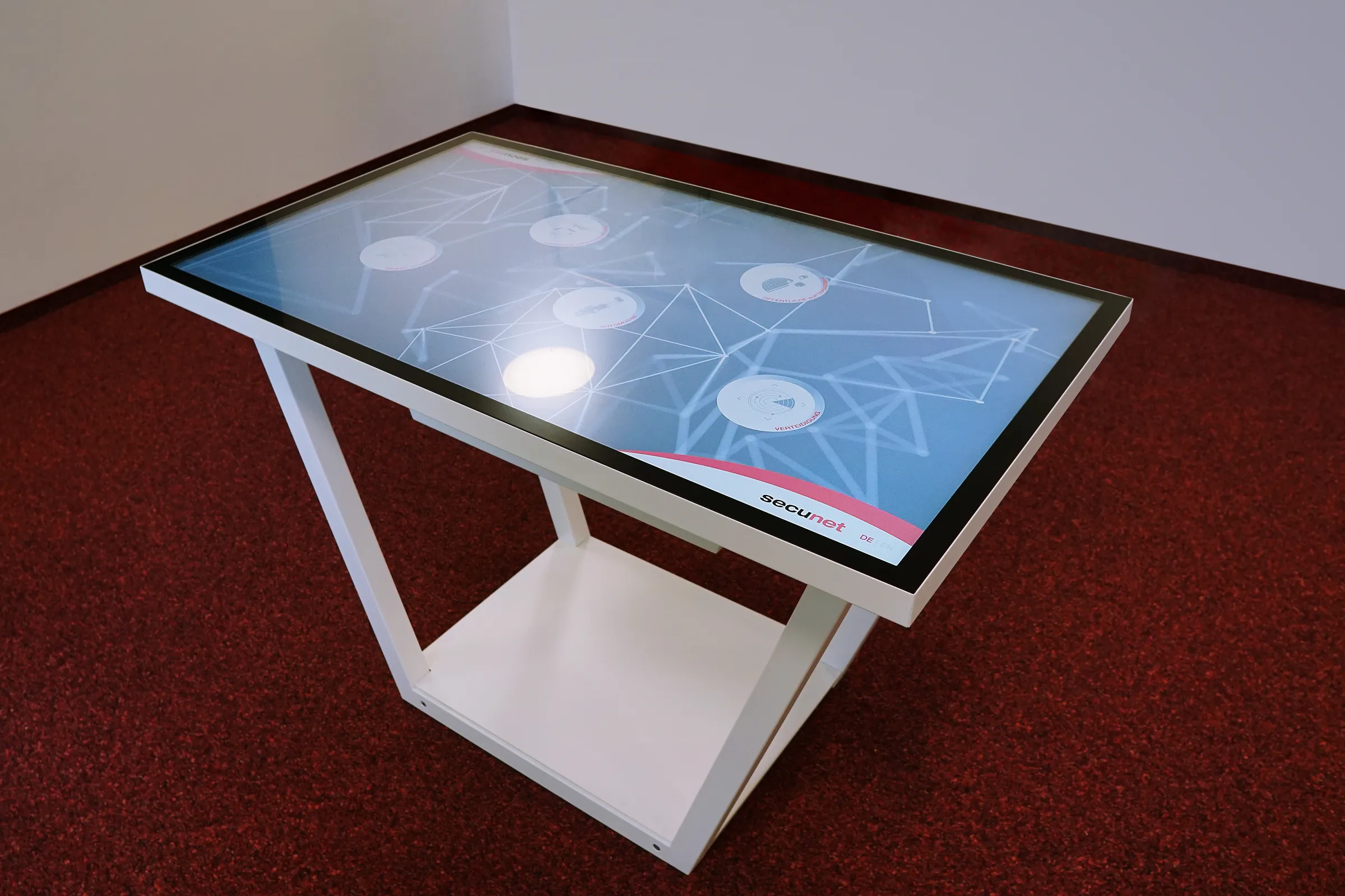 Showroom secunet - Multitouch table with design metal frame as central presentation tool