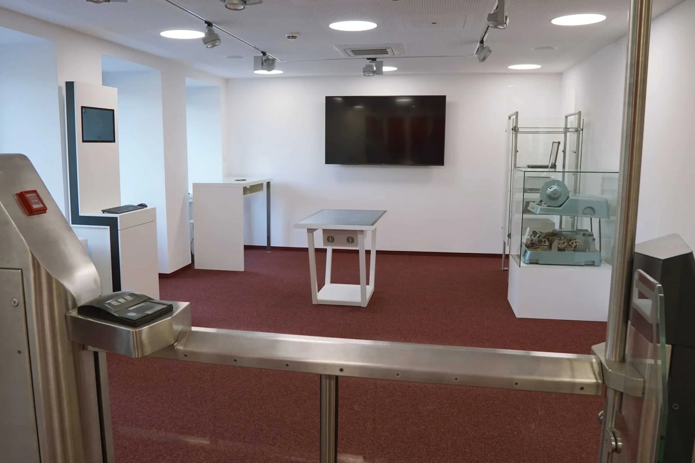 secunet Showroom - Multitouch-Tisch mit individueller Multitouch-Software