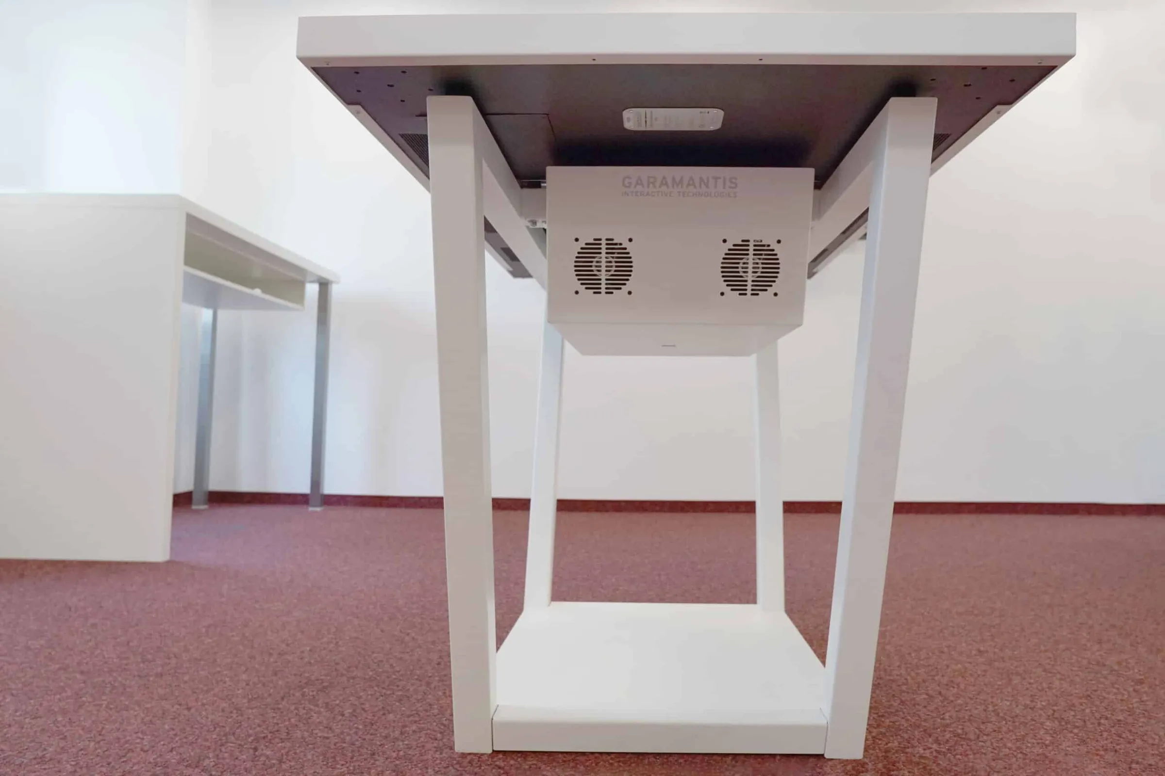 Multitouch Design-Metallgestell mattweiß pulverbeschichtet mit unsichtbarer Kabelführung