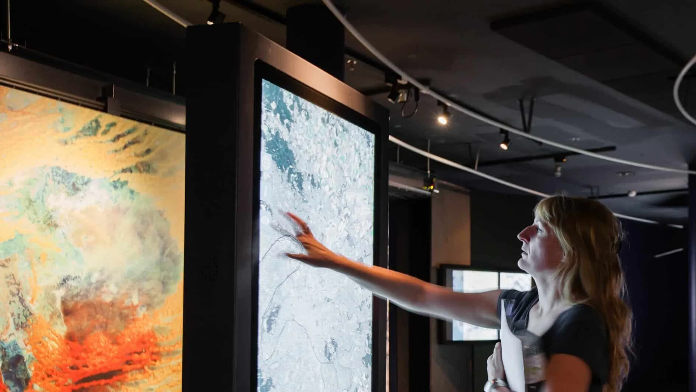 Die Multitouch-Software stellt abhängig vom Rotationswinkel der Touchscreens Satellitenbilder der ESA sowie darauf basierende Zusatzinformationen dar.