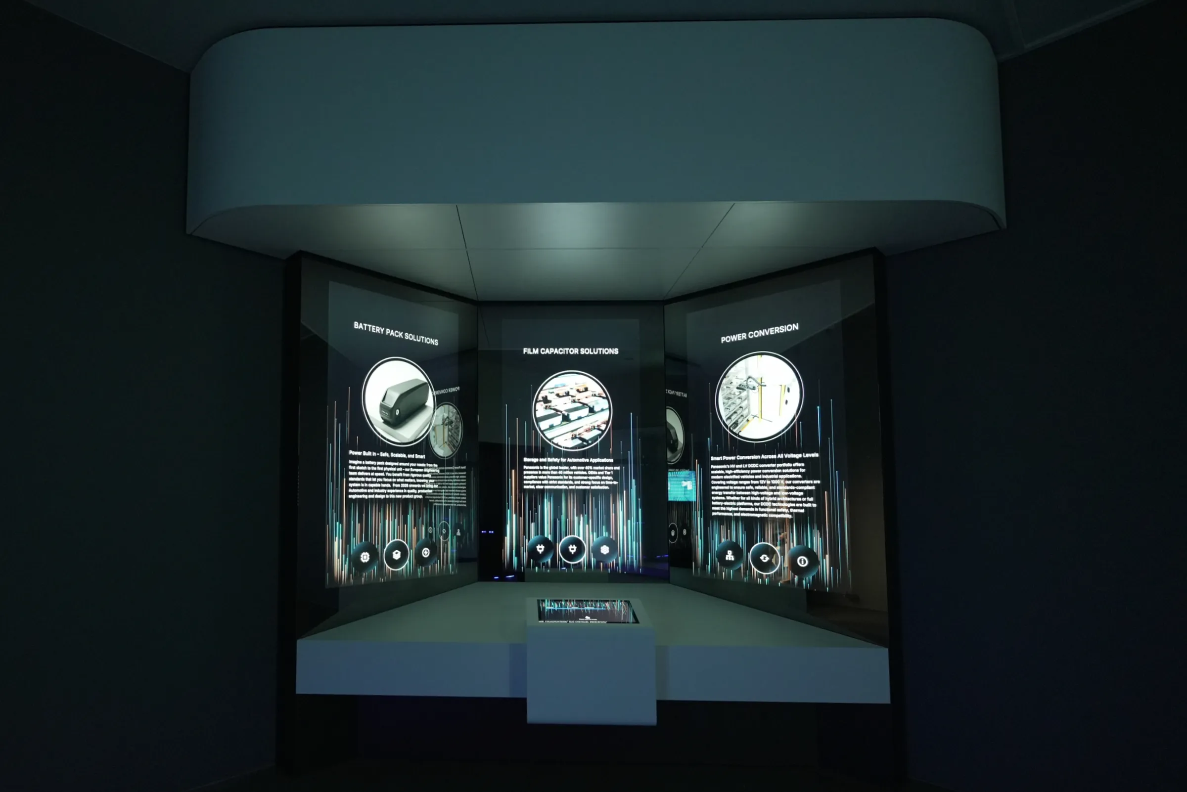 Exponat im Corporate Foyer - hinter Spiegelglas sind drei Displays integriert