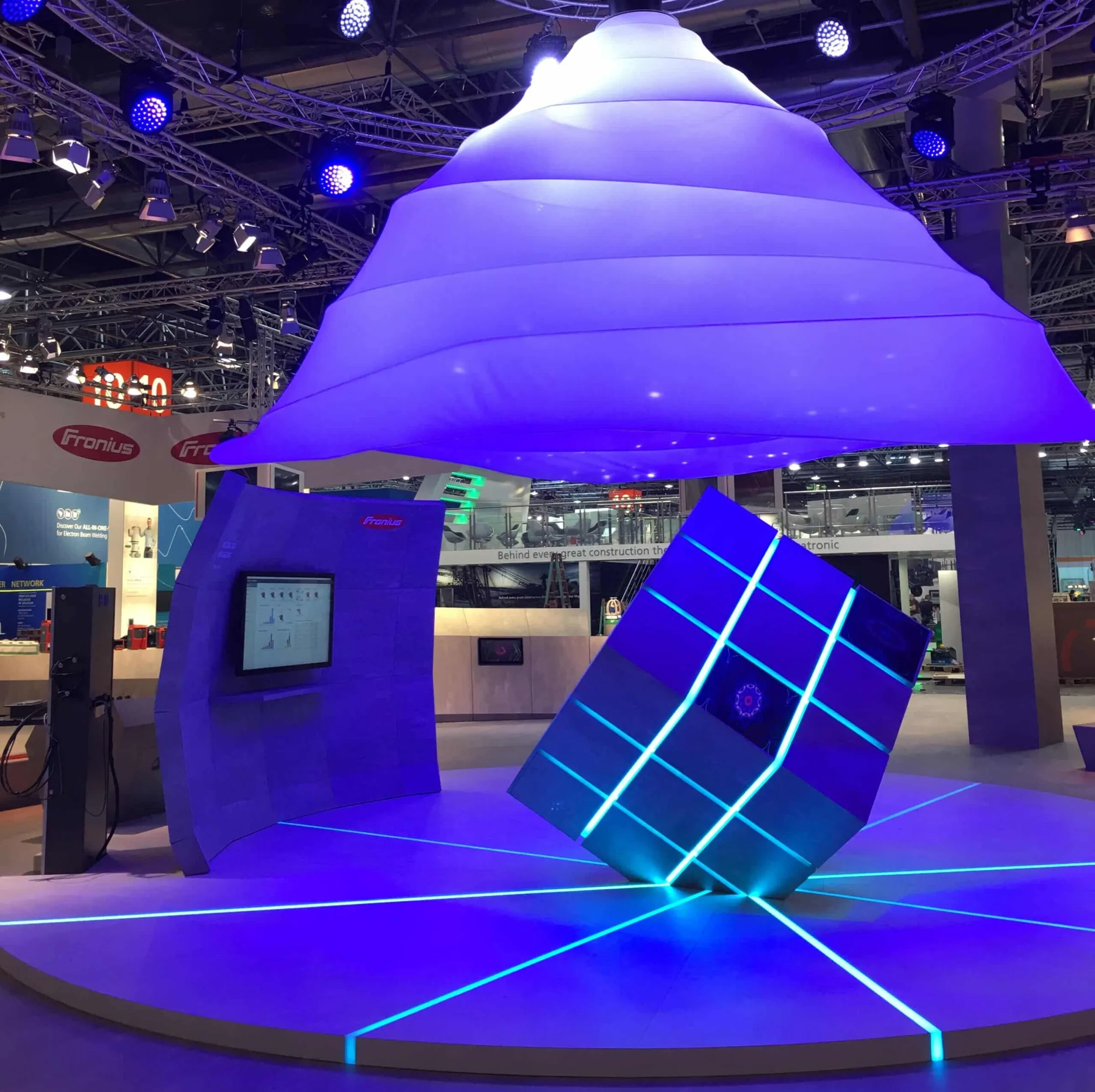Eyecatcher des interaktiven Messeauftritts ist der WeldCube