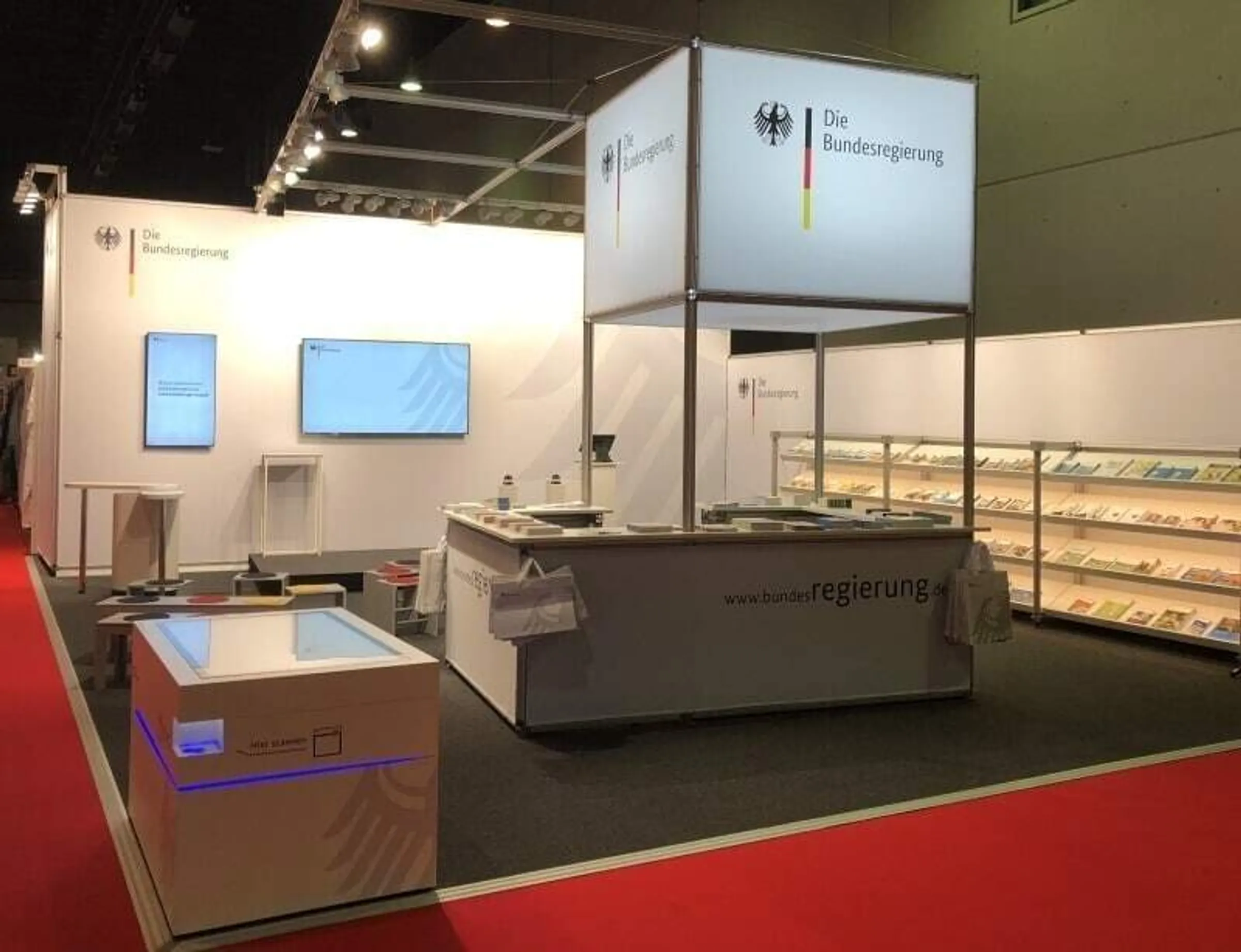 Messestand der Bundesregierung auf der Frankfurter Buchmesse 2018 mit Multitouch-Scanner-Tisch von Garamantis