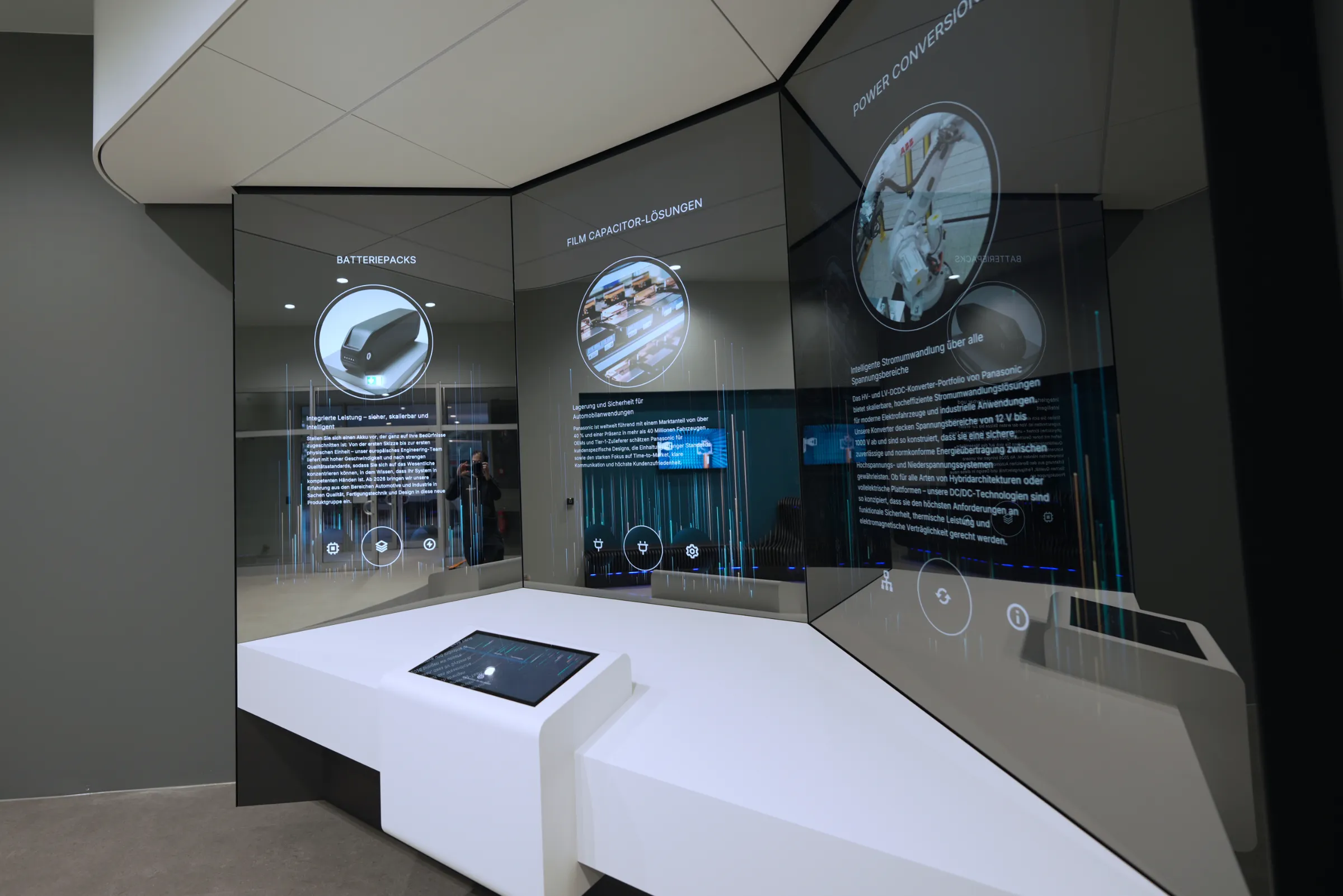 Interaktives Exponat mit Hologramm-Screens