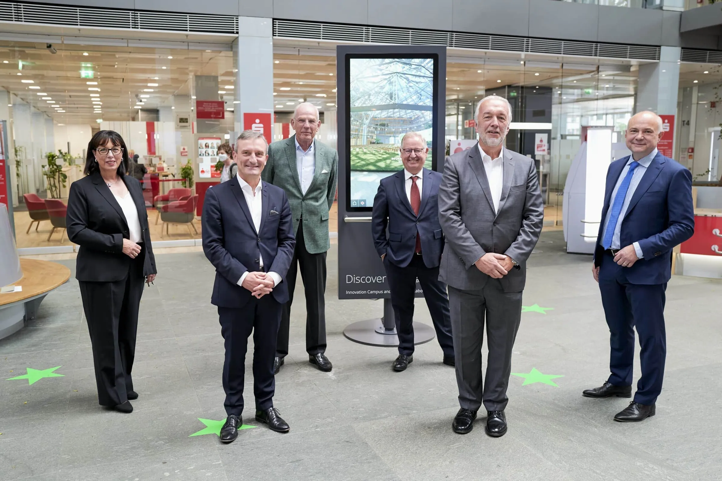 Interaktive Ausstellung mit multitouch-Drehscreen in der Sparkasse Düsseldorf