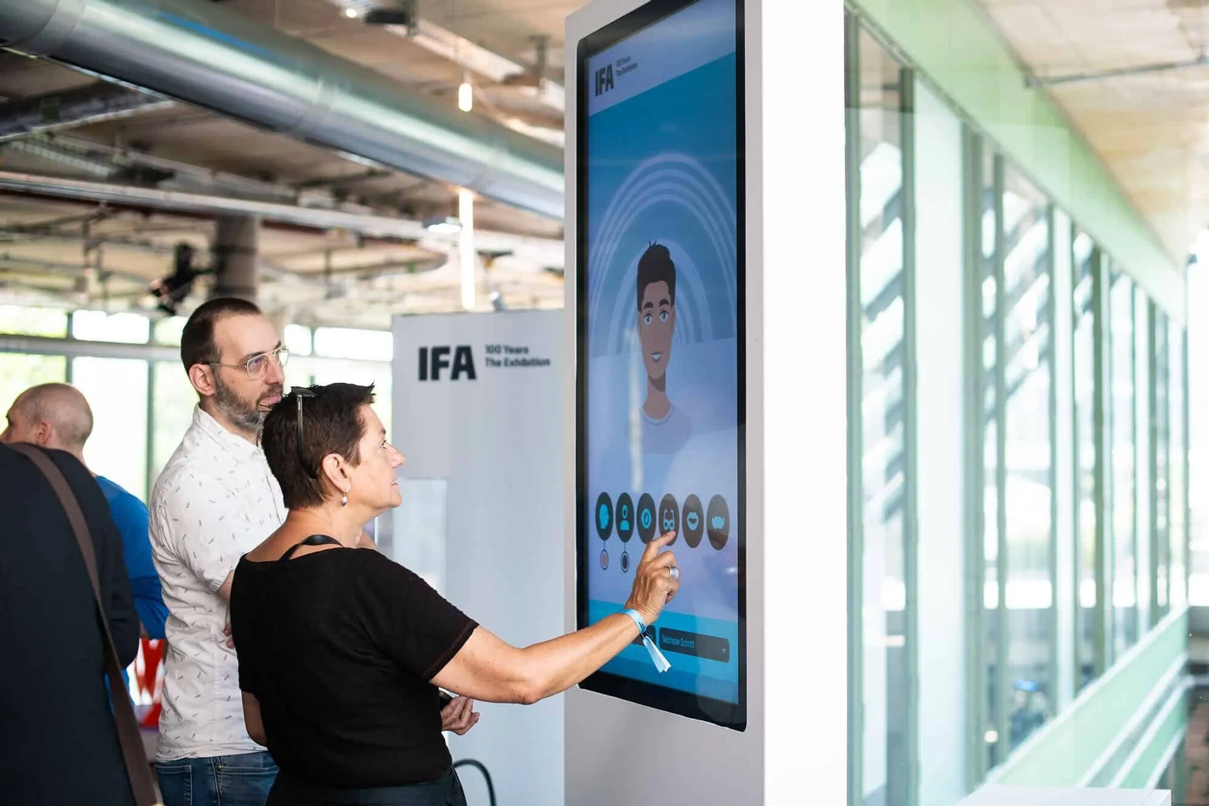 Interaktiver Multitouch-Dreh-Screen auf der IFA100 in Berlin