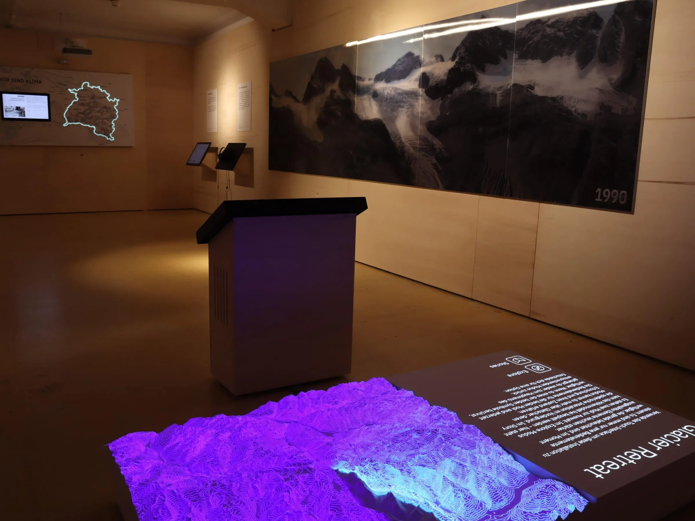 Floor projection controlled by multi-touch terminal