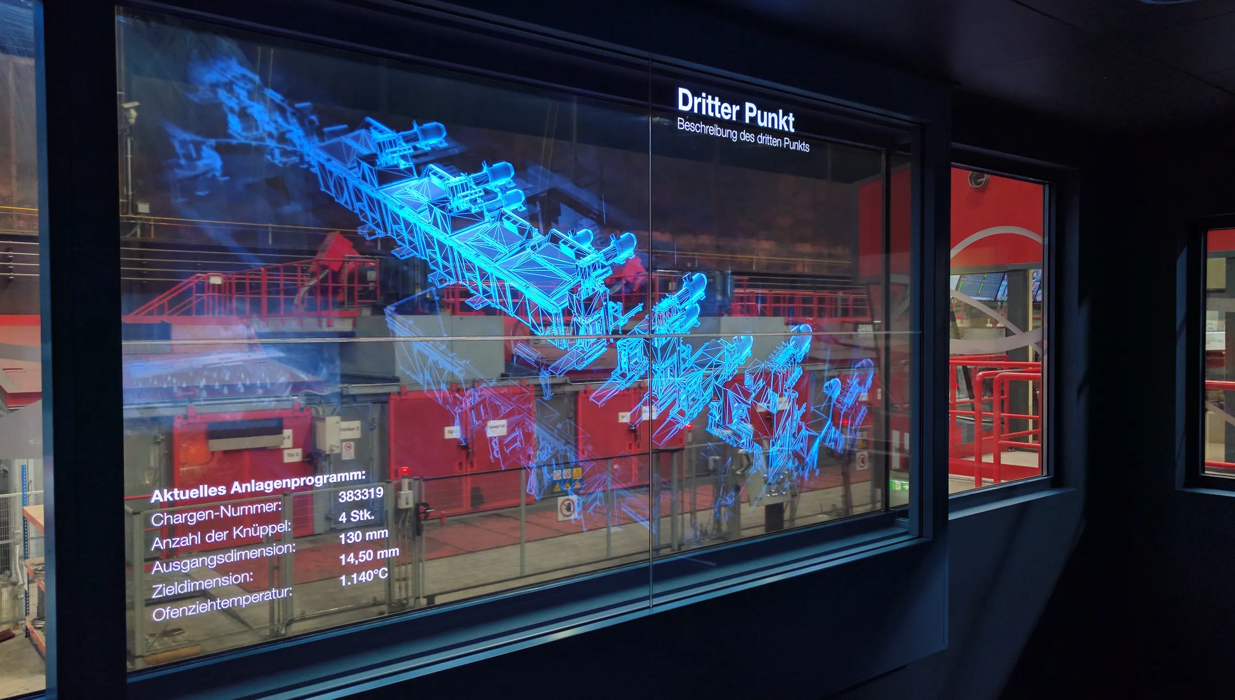 Transparente Monitore erklären digital, was in den dahinterliegenden Maschinen passiert