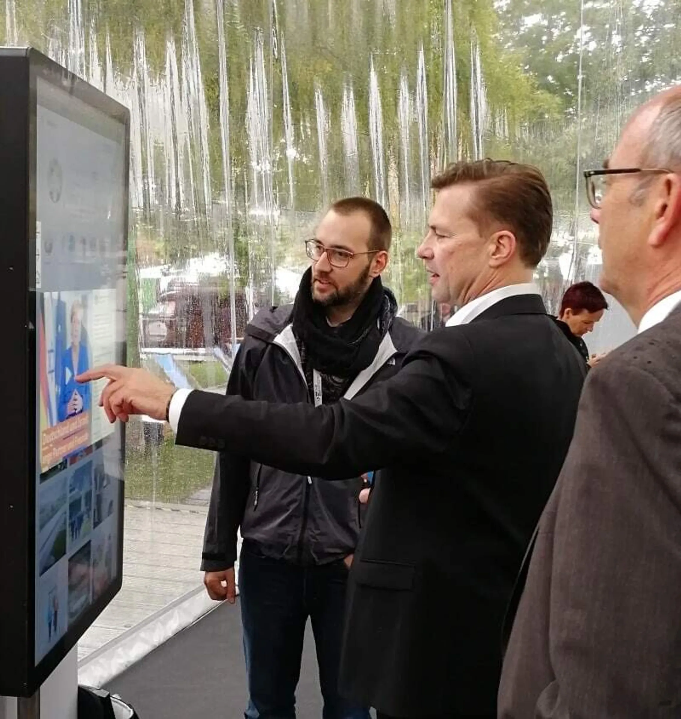 Regierungssprecher Steffen Seibert benutzt Multitouch-Stele zur Präsentation von Social-Media-Aktivitäten der Bundesministerien