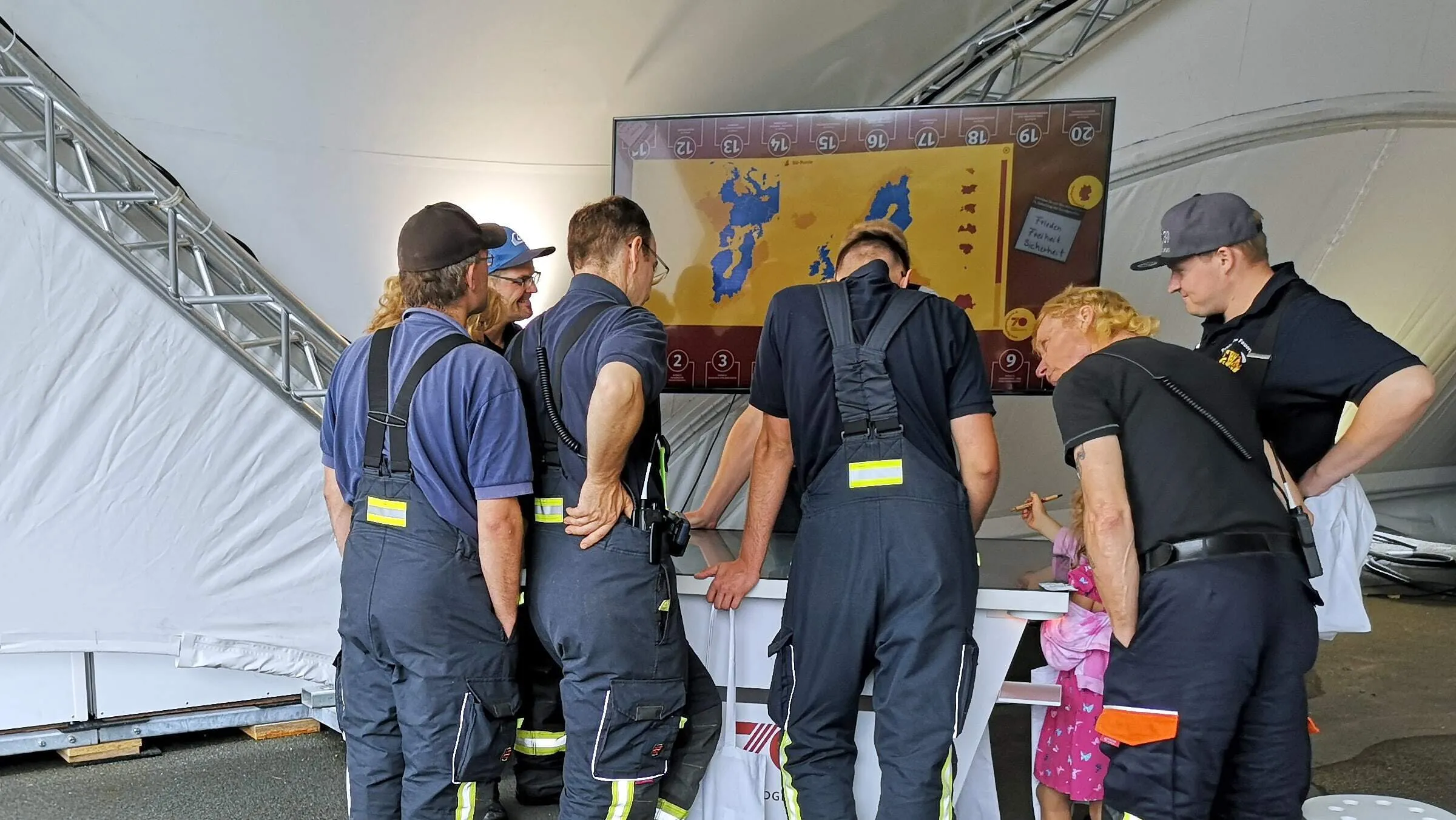 Multitouch-Tisch auf der Informationstour des Presseamtes der Bundesregierung