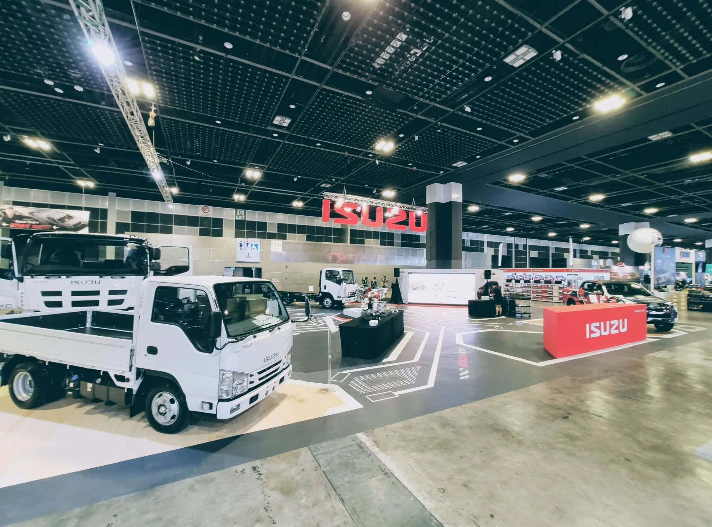 Isuzu Messestand mit exponiertem Motorblock in der Mitte des Pavillons