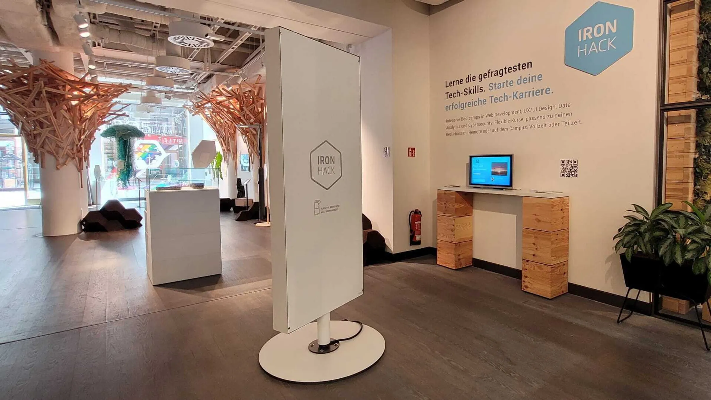 immersive presentation 360 content rotating screen