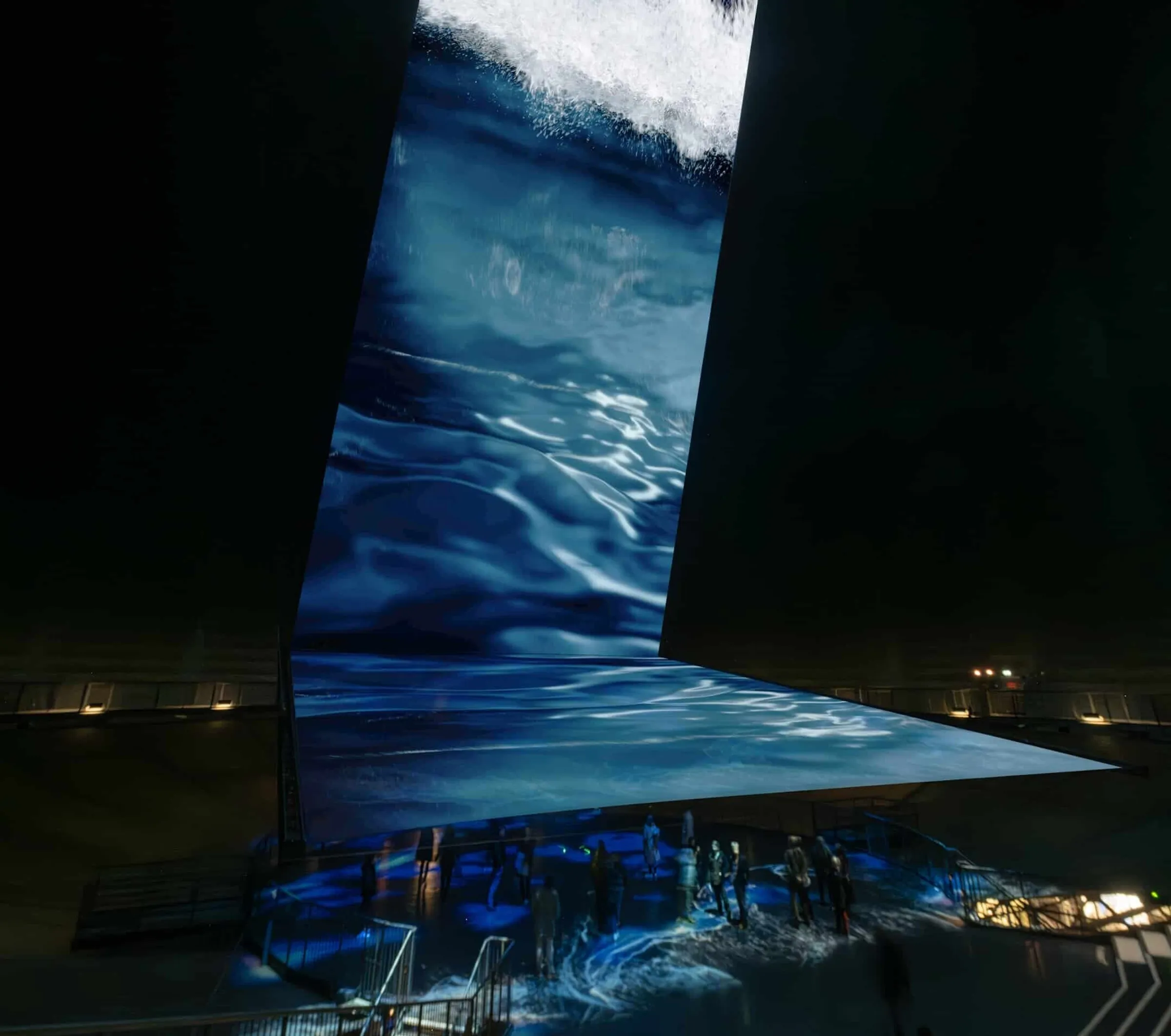 Immersiver Raum mit zwei Projektionsflächen im Gasometer Oberhausen